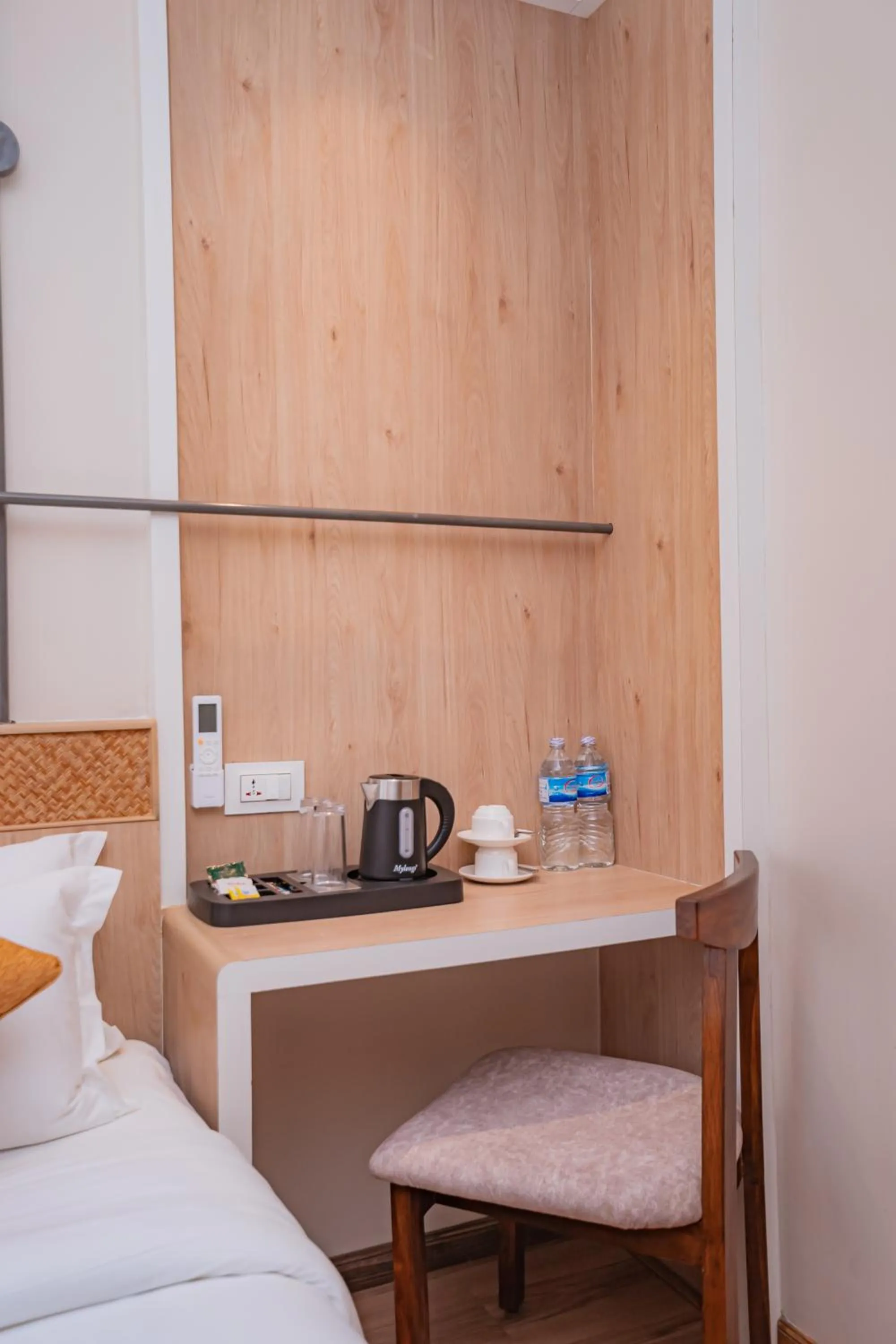 Coffee/tea facilities, Bed in Hotel Vistara