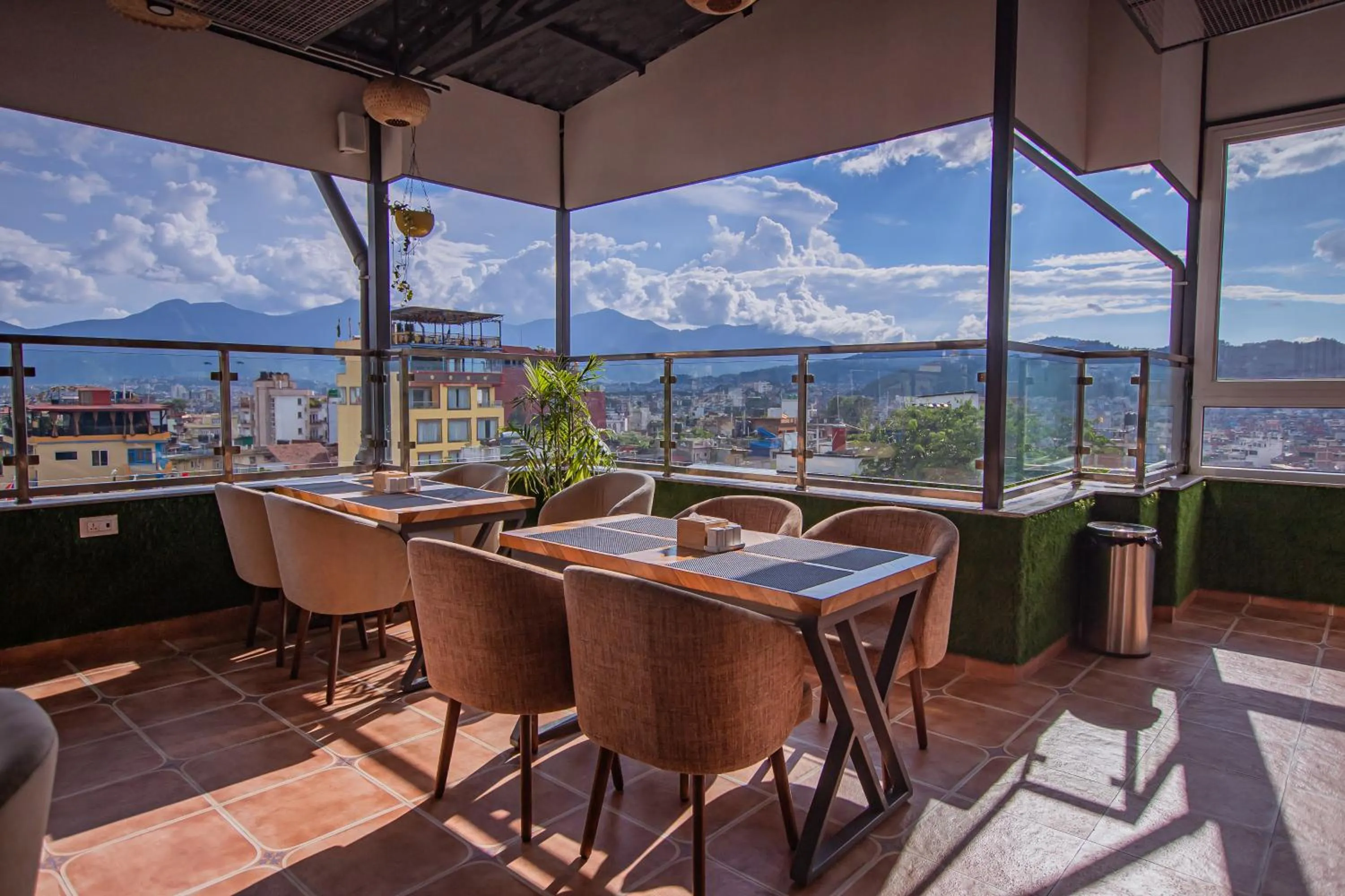 Restaurant/places to eat in Hotel Vistara