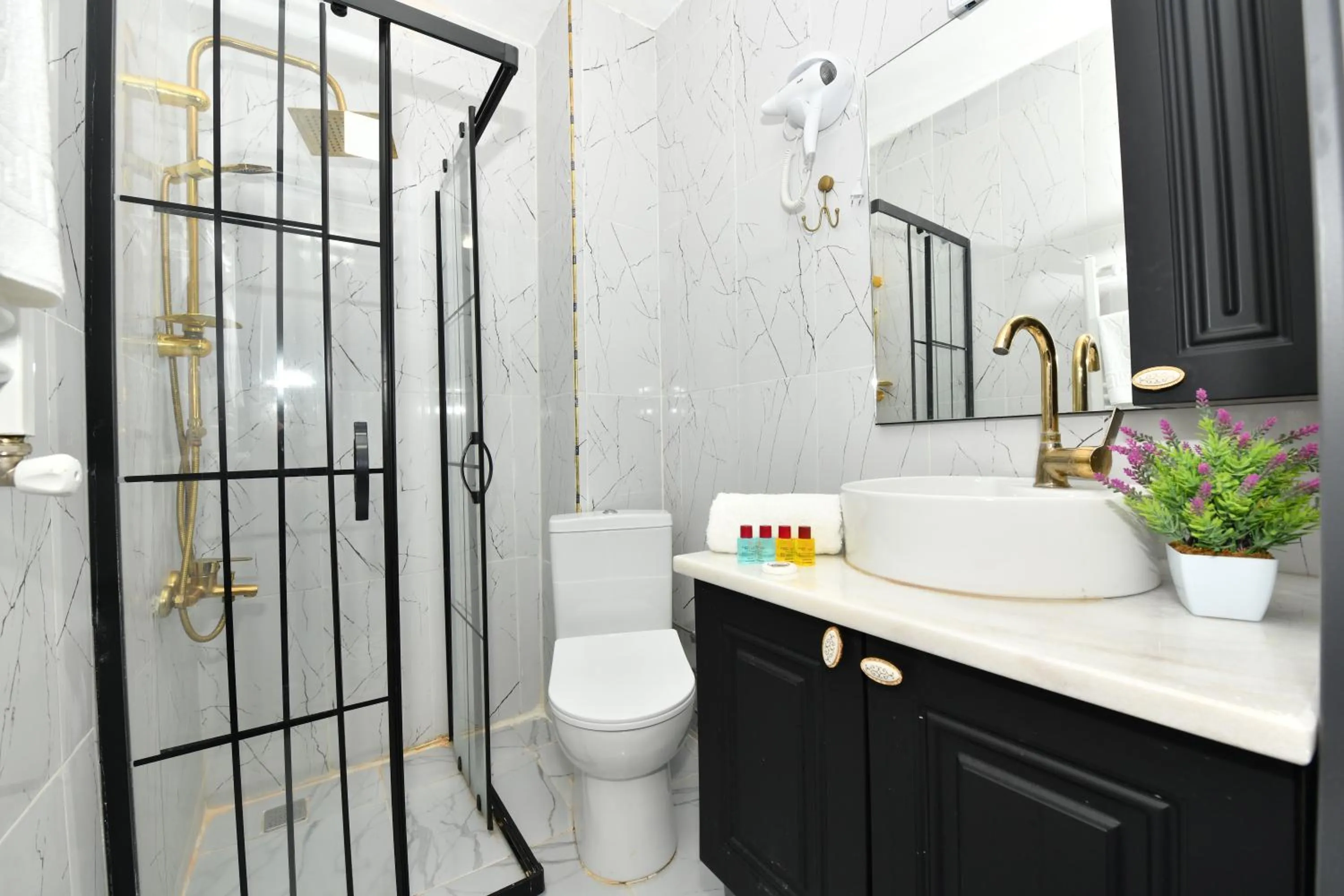 Shower in İstanbul Port Hotel