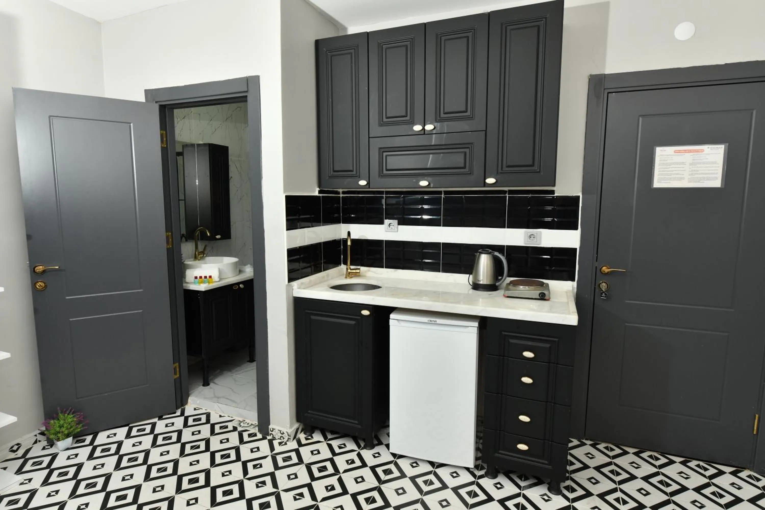 Kitchen or kitchenette in İstanbul Port Hotel