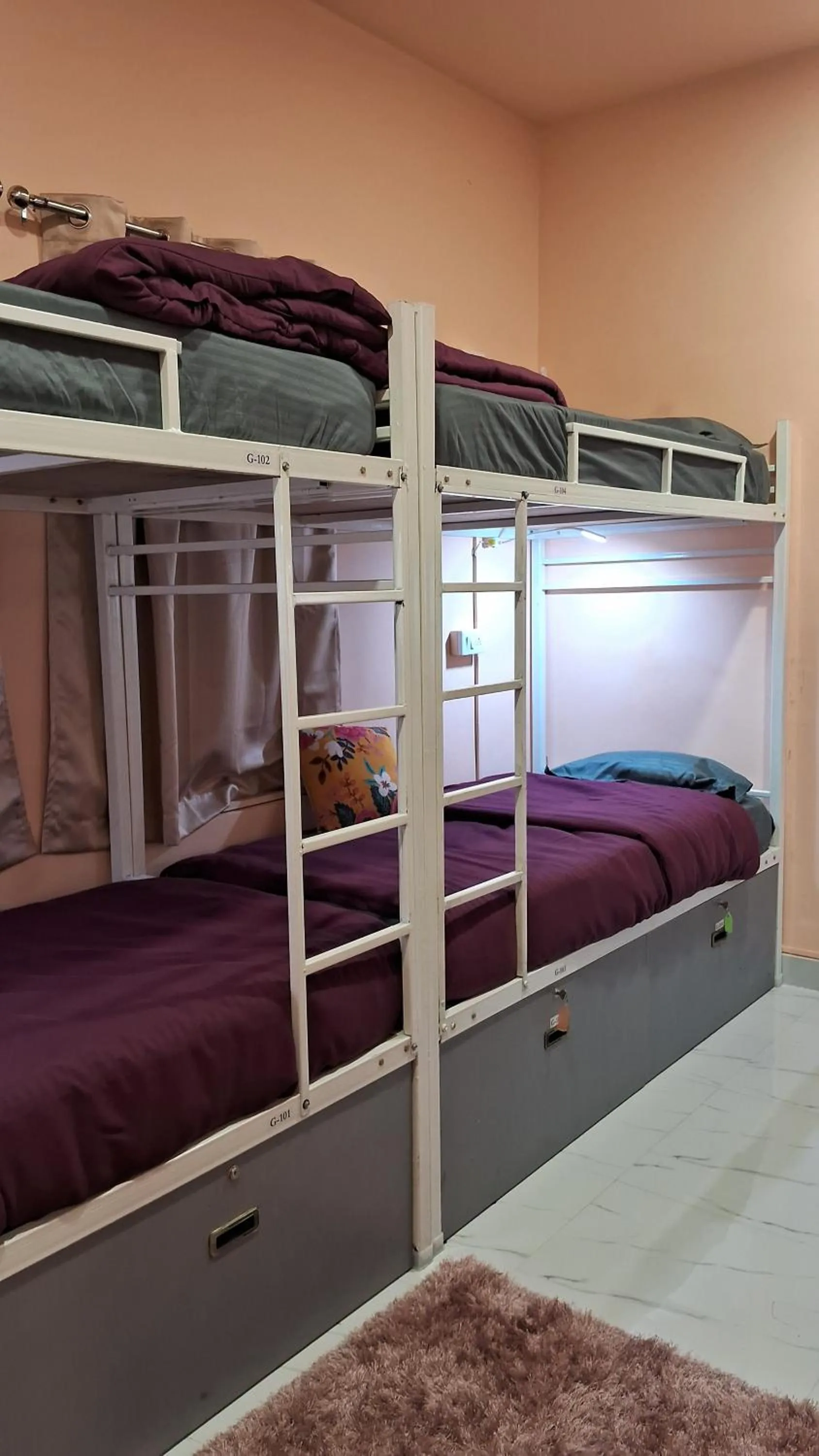 Bedroom, Bed in Cayzen