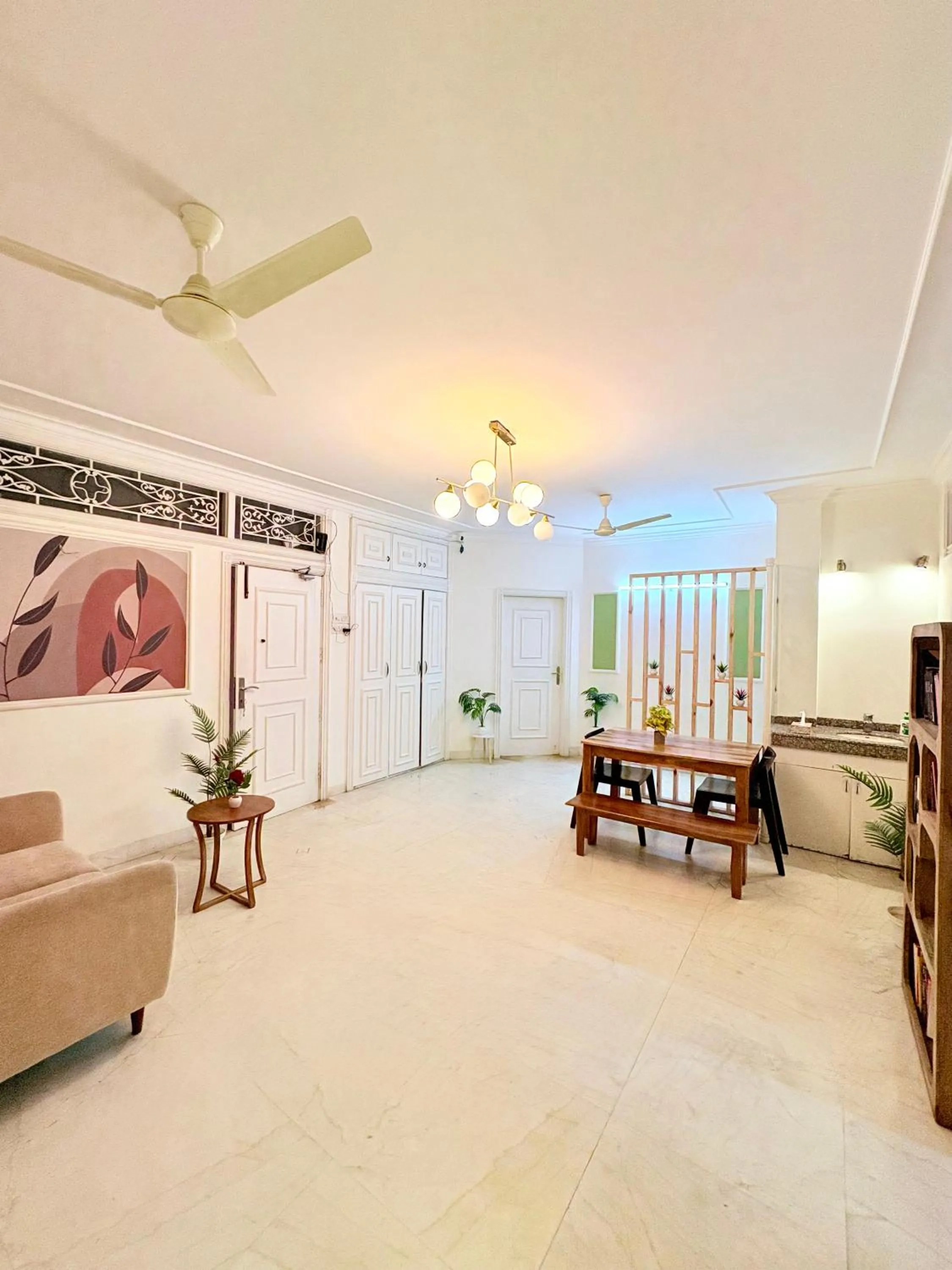 Lobby or reception, Bed in Gulmohar Residency, Hauz Khas New Delhi, Couple Friendly