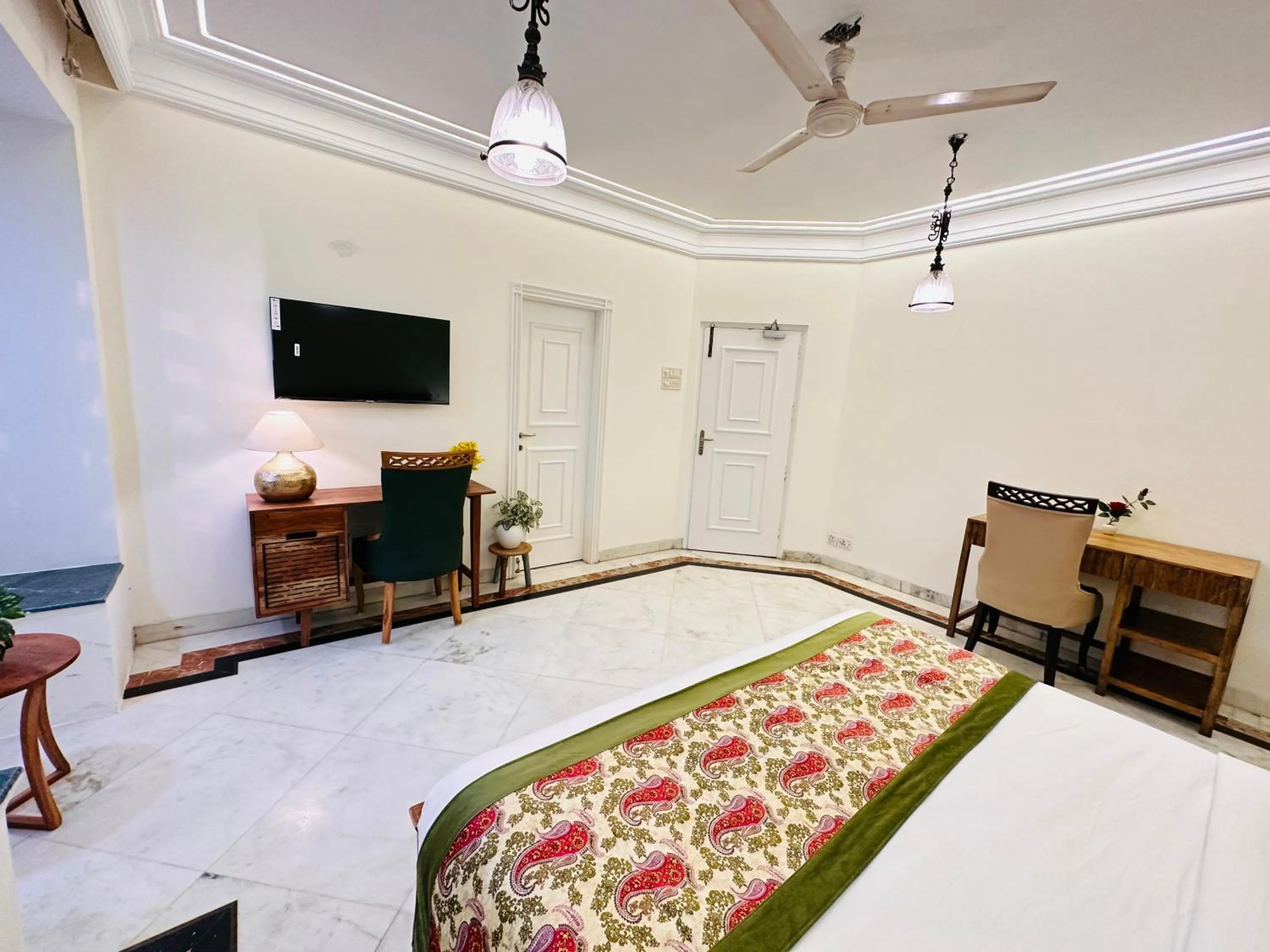 Communal lounge/ TV room, Bed in Gulmohar Residency, Hauz Khas New Delhi, Couple Friendly