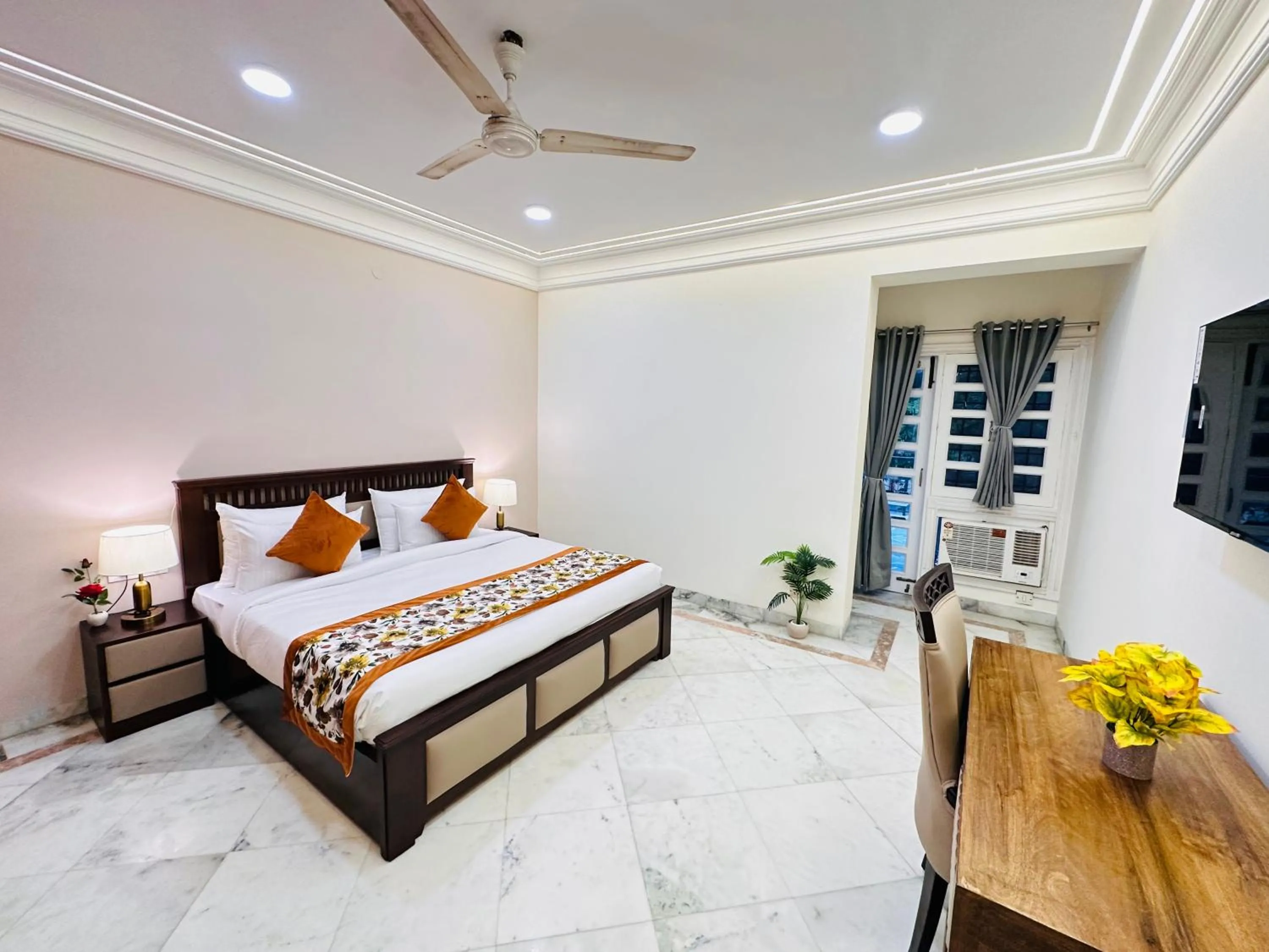 Bed in Gulmohar Residency, Hauz Khas New Delhi, Couple Friendly