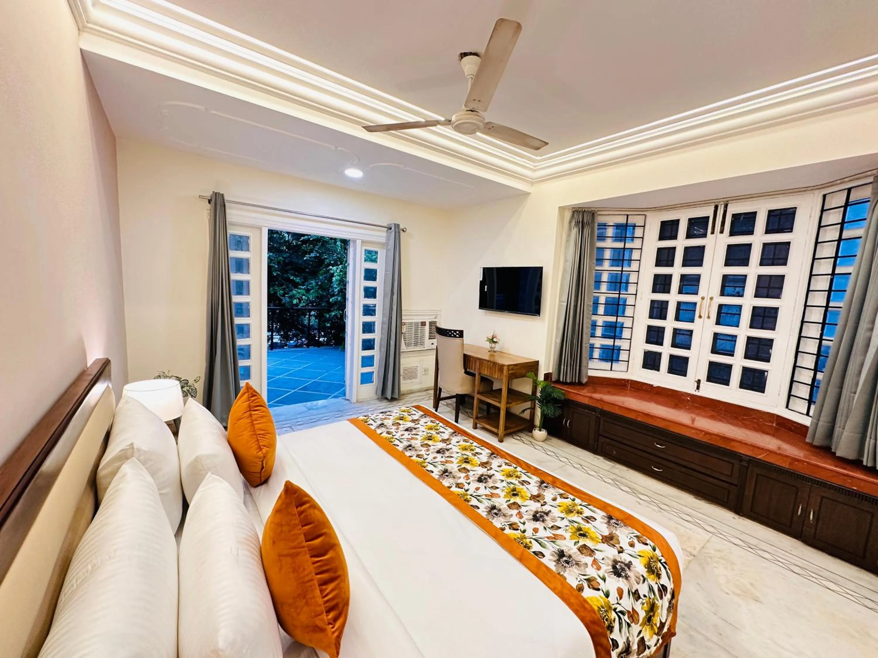 Bed in Gulmohar Residency, Hauz Khas New Delhi, Couple Friendly