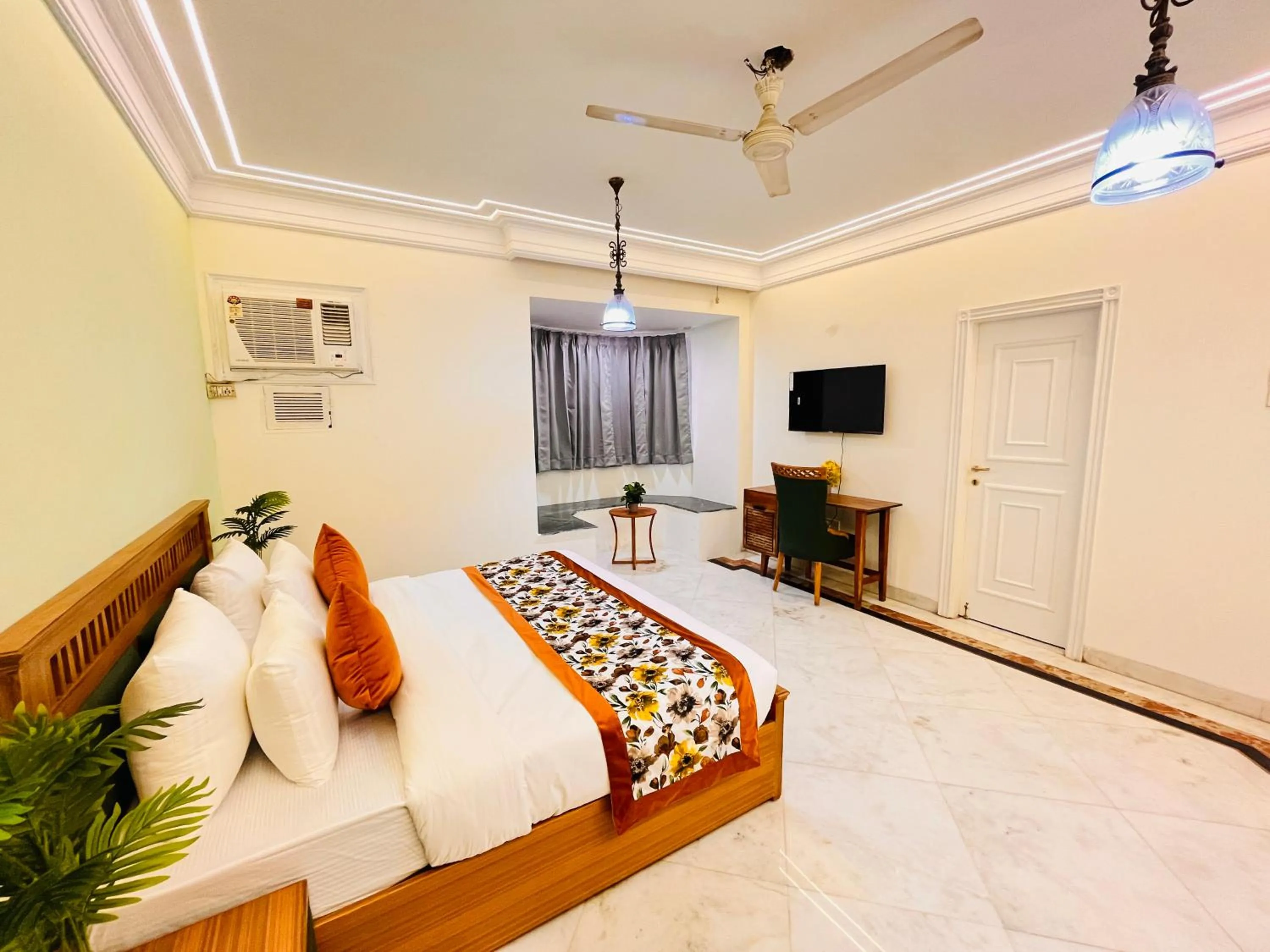 Bed in Gulmohar Residency, Hauz Khas New Delhi, Couple Friendly