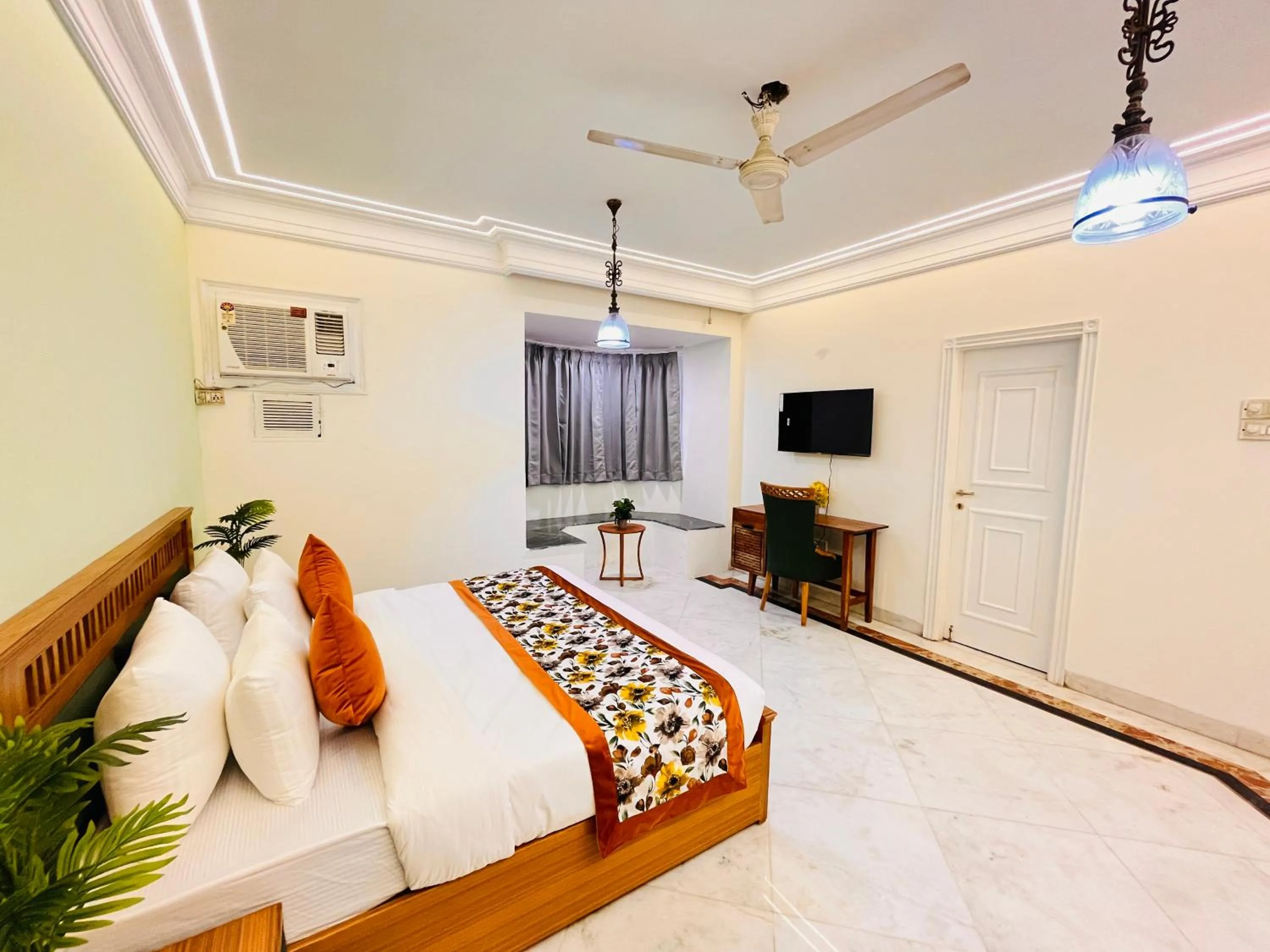 Bed in Gulmohar Residency, Hauz Khas New Delhi, Couple Friendly