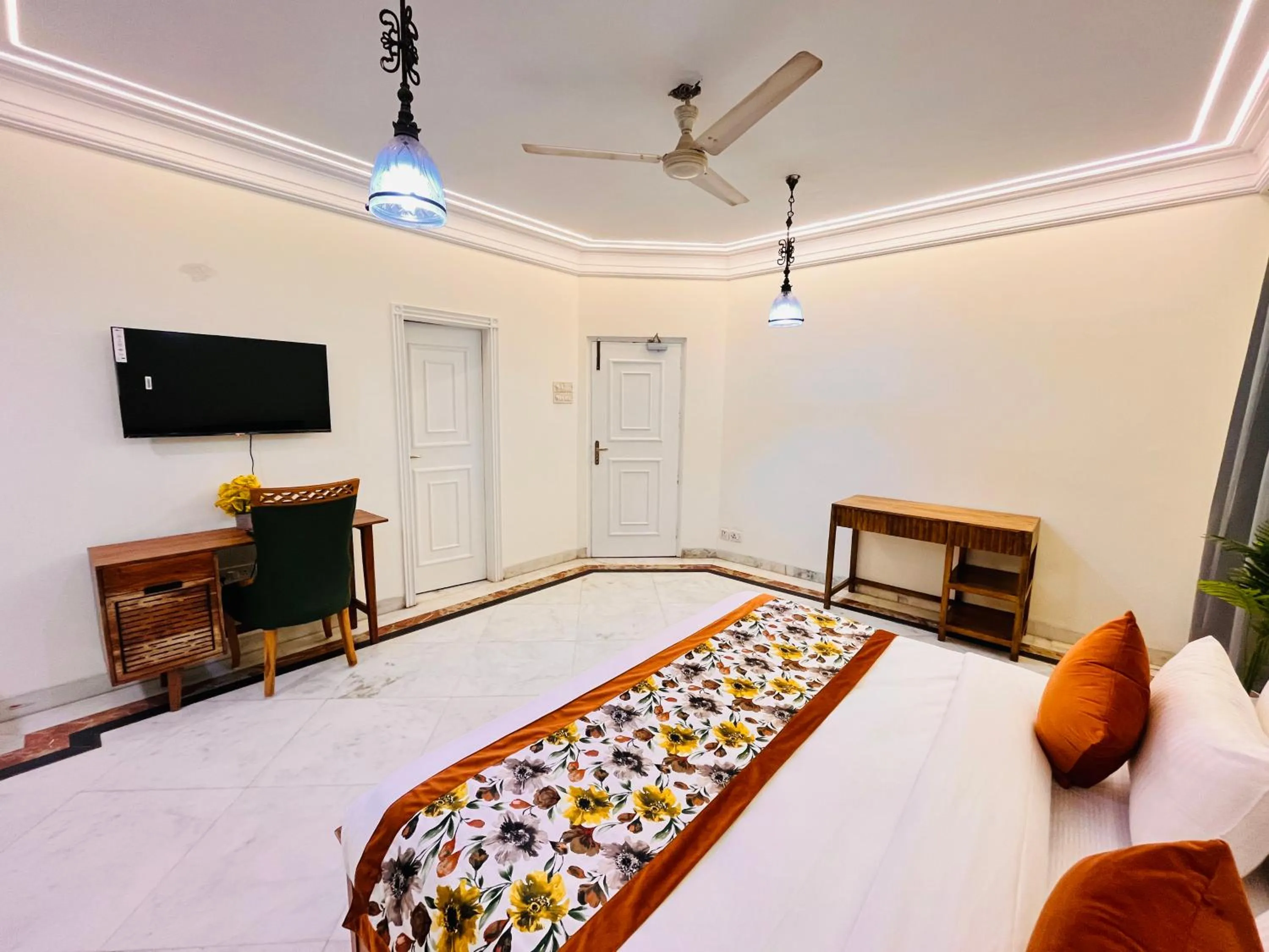 Bed in Gulmohar Residency, Hauz Khas New Delhi, Couple Friendly