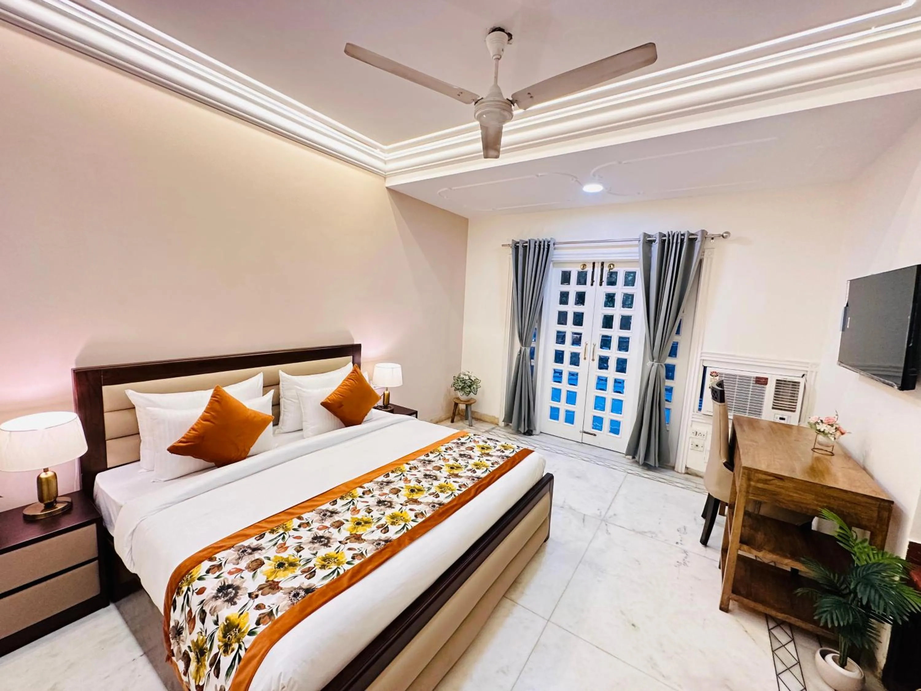 Communal lounge/ TV room, Bed in Gulmohar Residency, Hauz Khas New Delhi, Couple Friendly