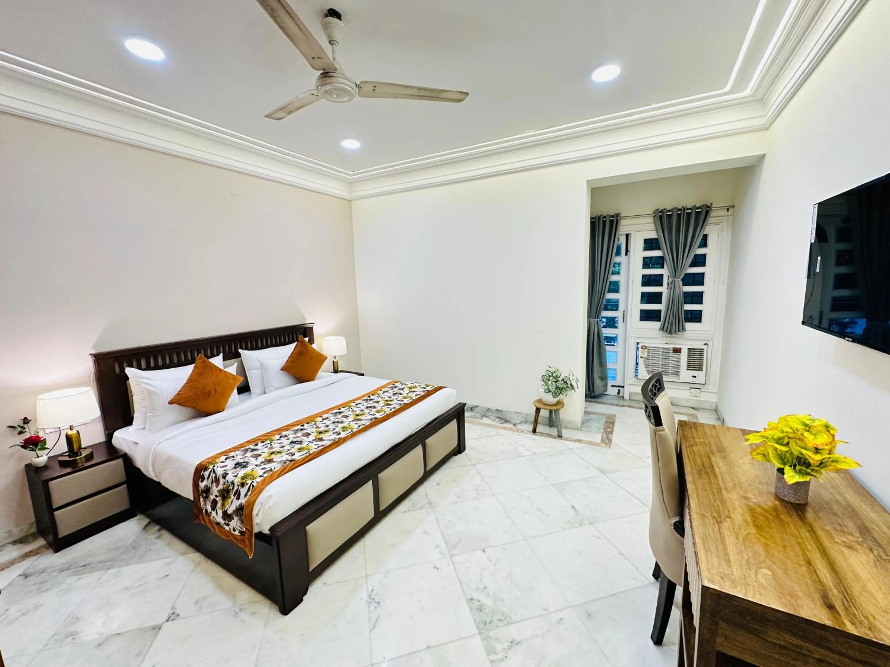 Bed in Gulmohar Residency, Hauz Khas New Delhi, Couple Friendly
