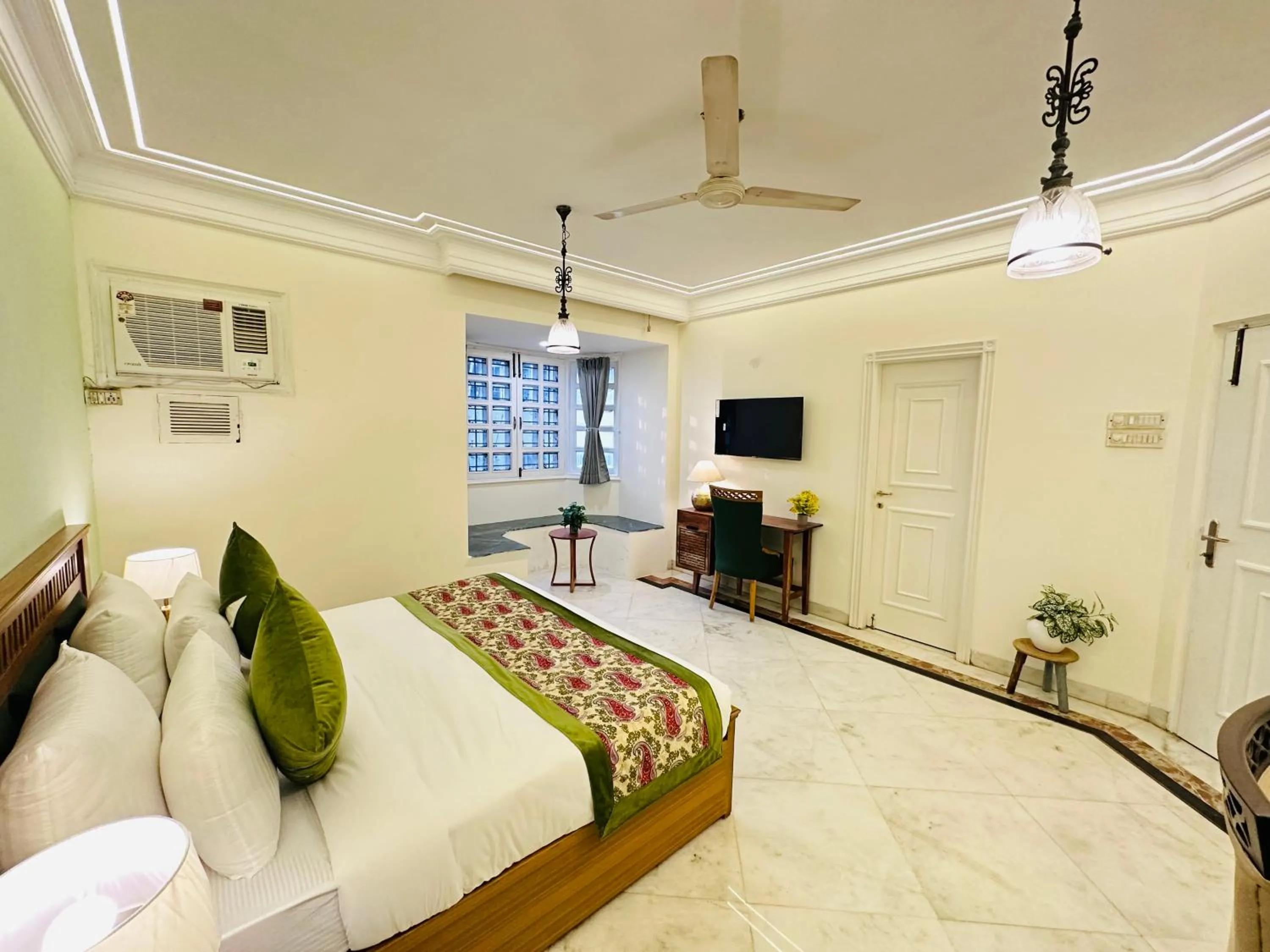 Communal lounge/ TV room, Bed in Gulmohar Residency, Hauz Khas New Delhi, Couple Friendly