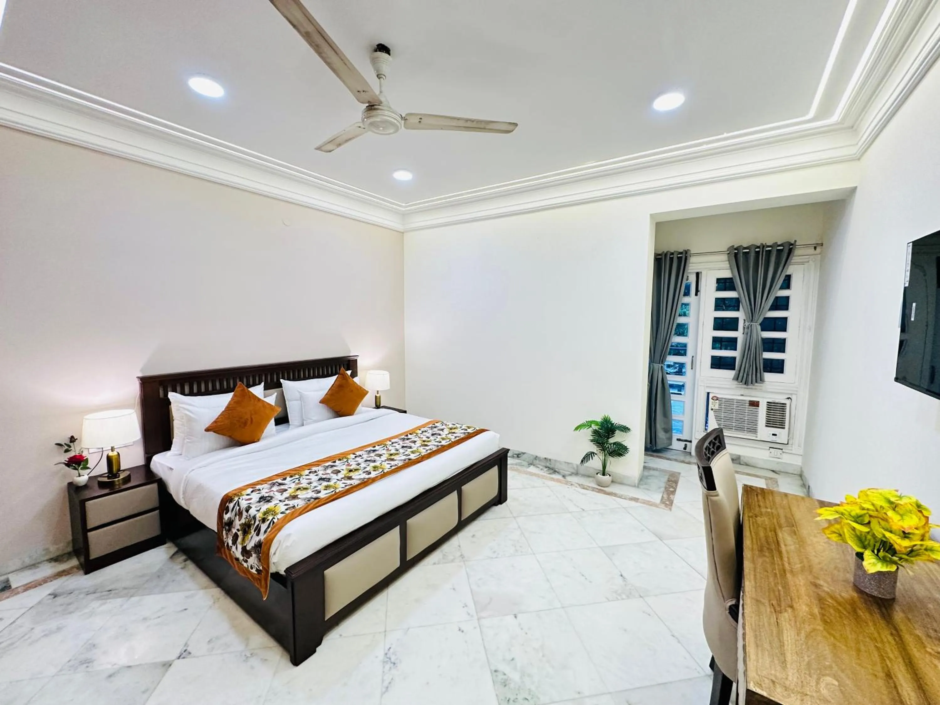 Bed in Gulmohar Residency, Hauz Khas New Delhi, Couple Friendly