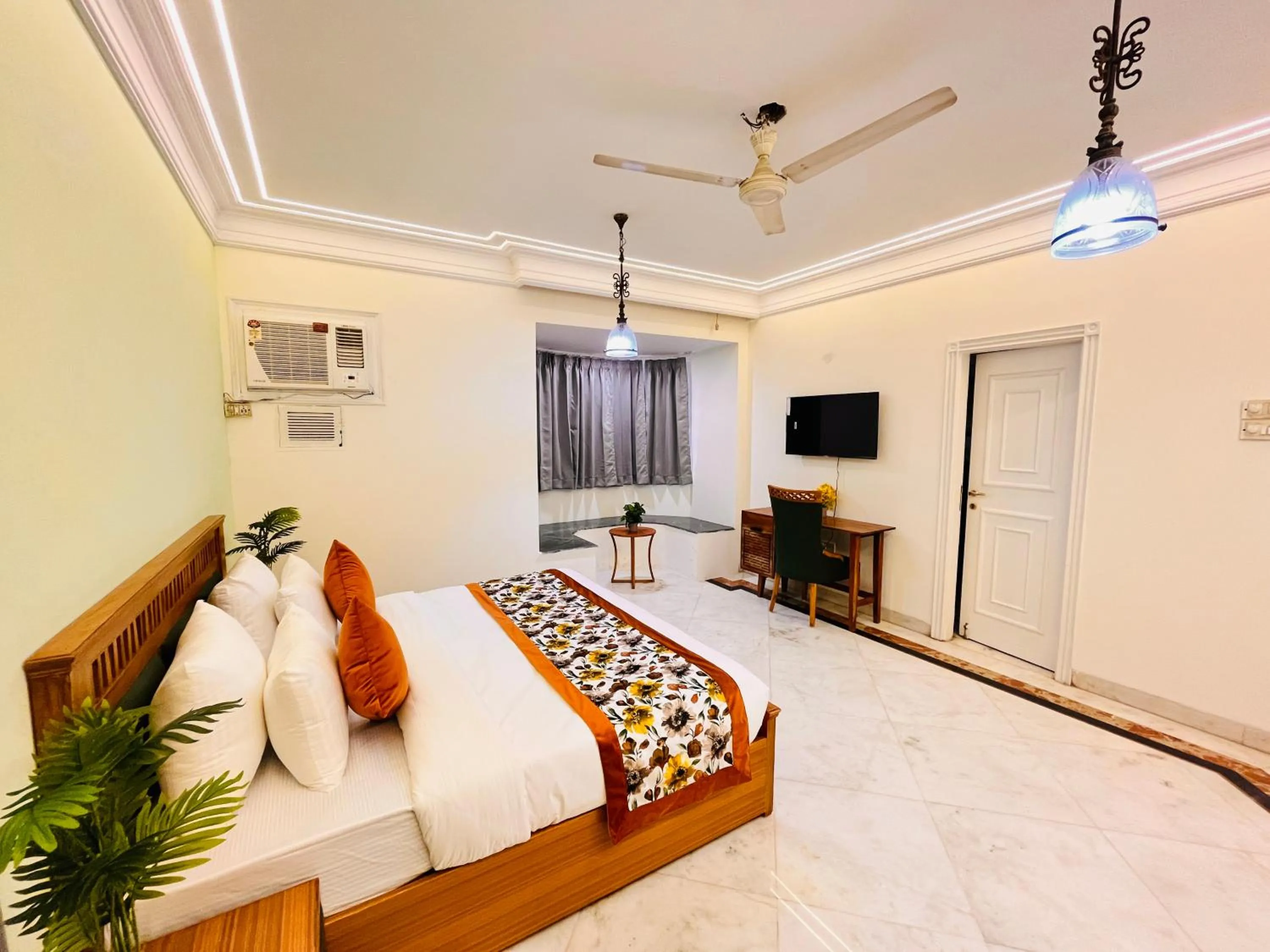 Bed in Gulmohar Residency, Hauz Khas New Delhi, Couple Friendly