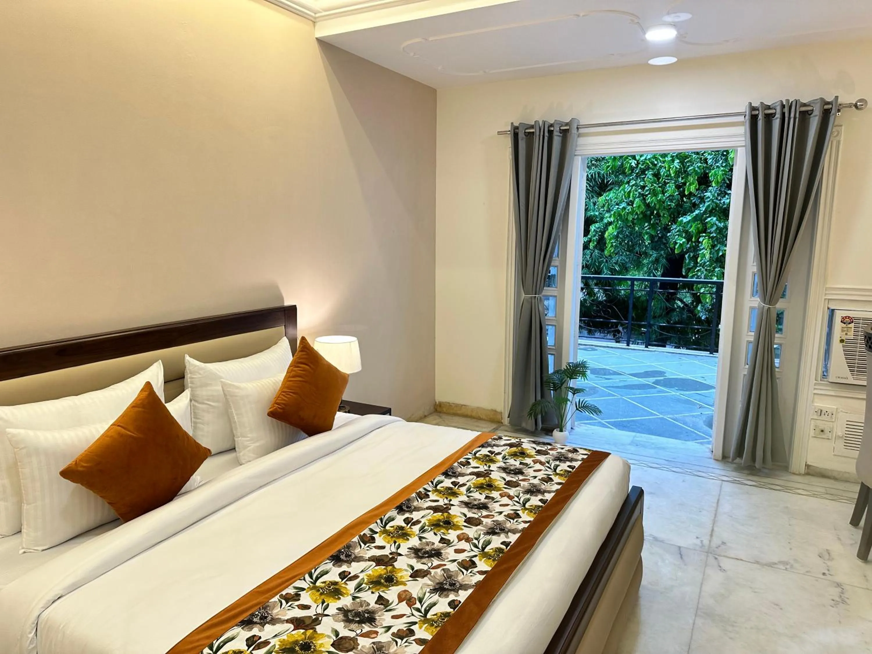 Bed in Gulmohar Residency, Hauz Khas New Delhi, Couple Friendly