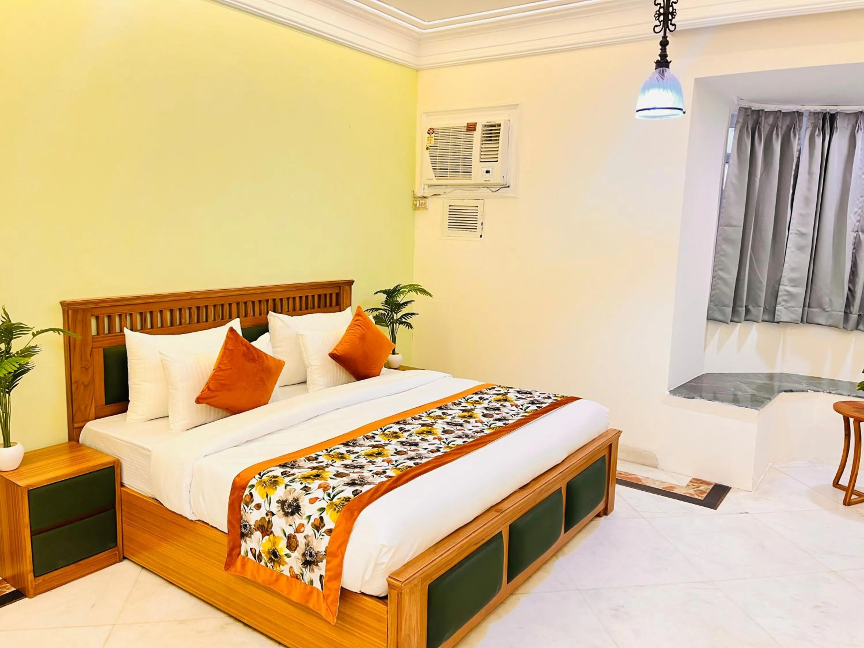 Bed in Gulmohar Residency, Hauz Khas New Delhi, Couple Friendly