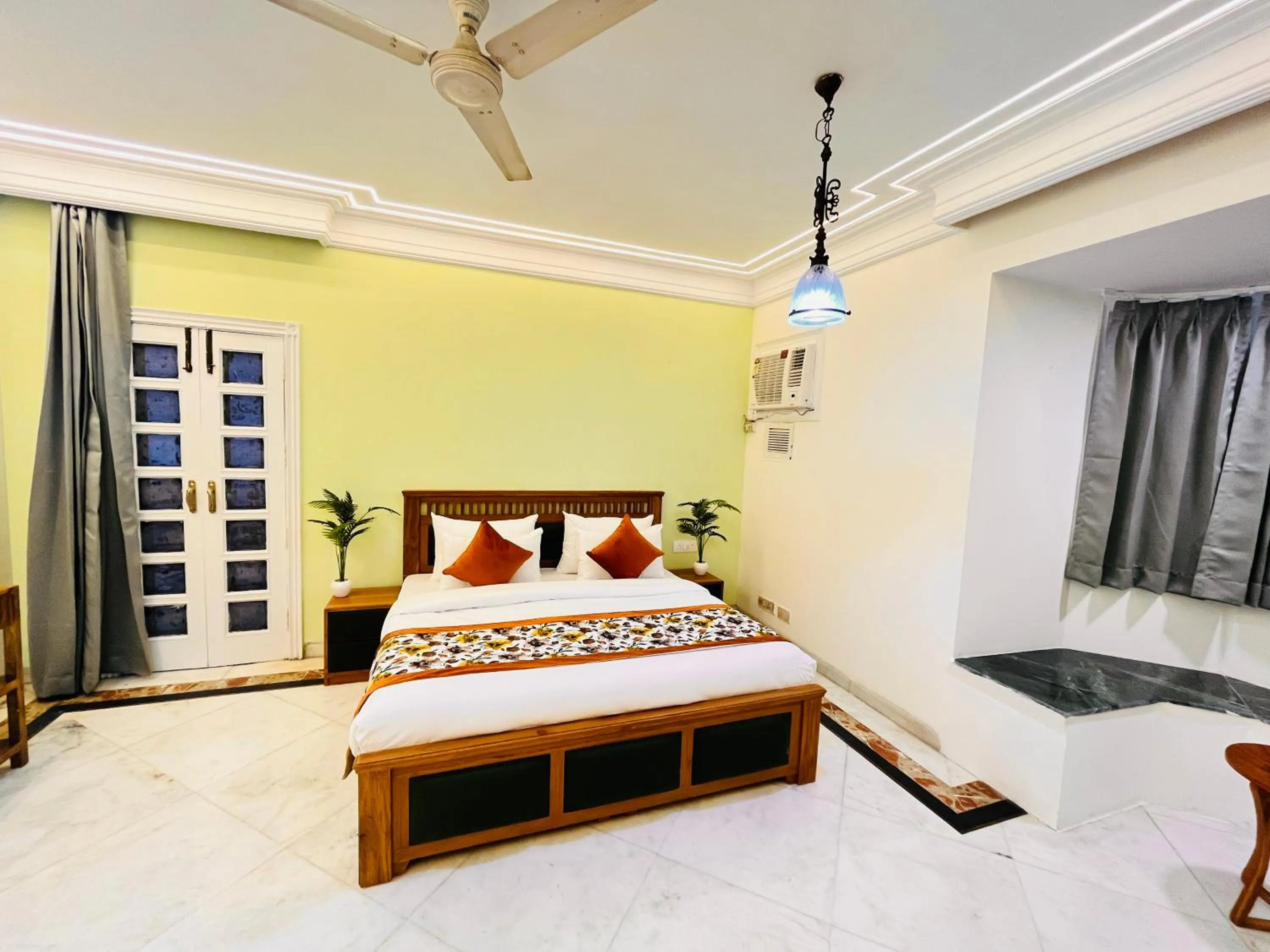 Bed in Gulmohar Residency, Hauz Khas New Delhi, Couple Friendly
