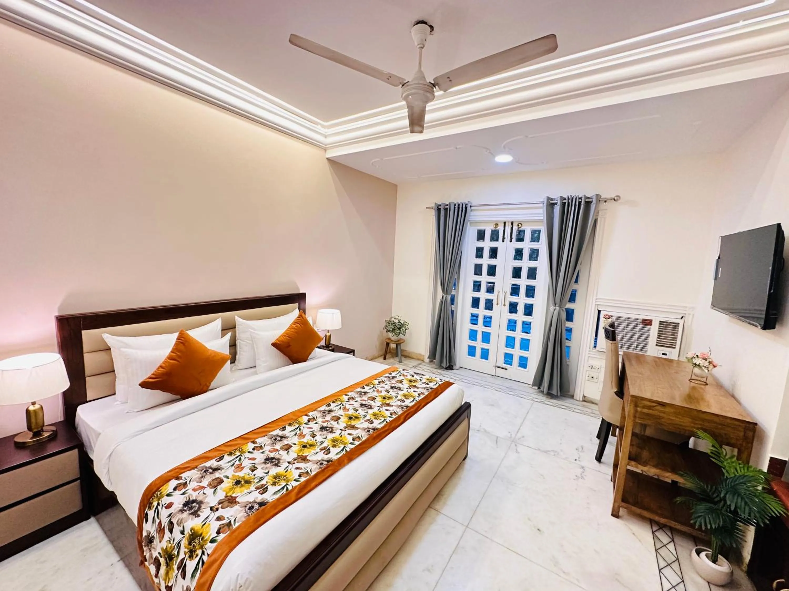 Bed in Gulmohar Residency, Hauz Khas New Delhi, Couple Friendly