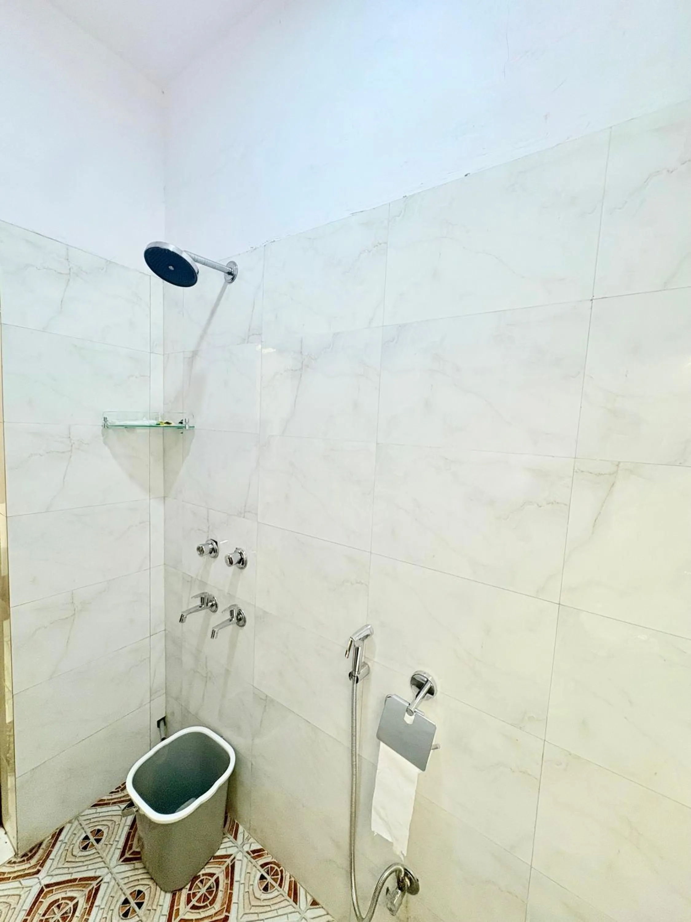 Shower in Gulmohar Residency, Hauz Khas New Delhi, Couple Friendly