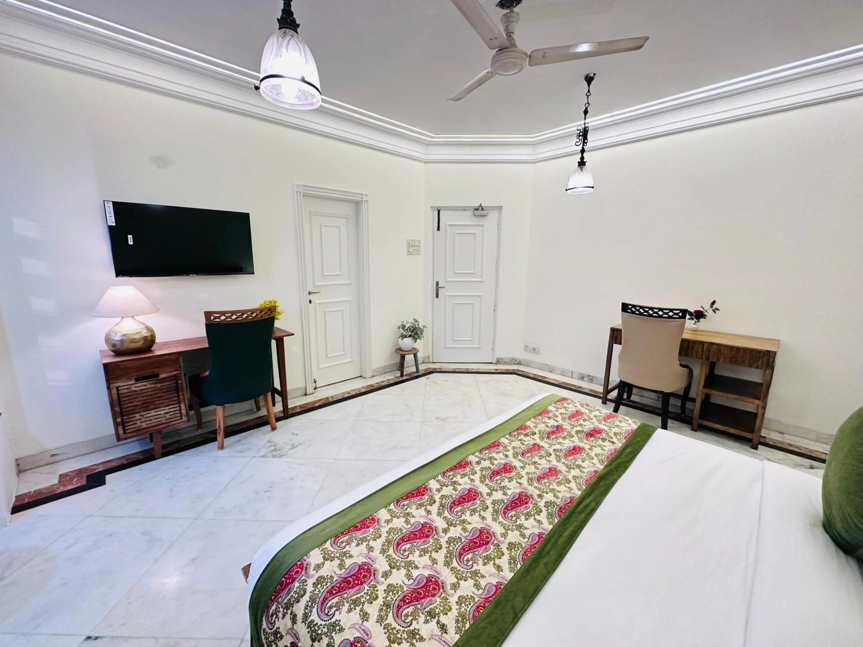 TV and multimedia in Gulmohar Residency, Hauz Khas New Delhi, Couple Friendly