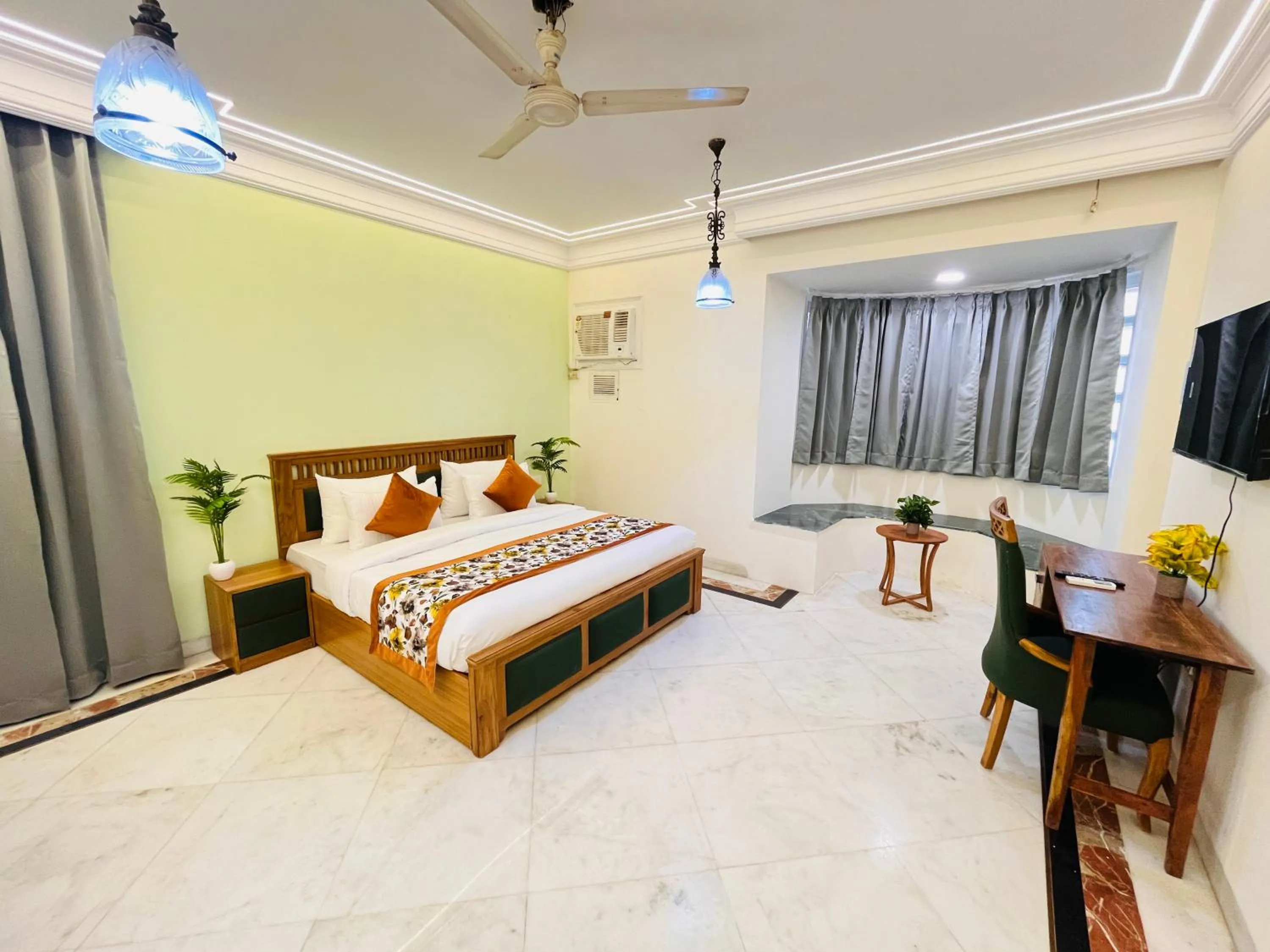 Bed in Gulmohar Residency, Hauz Khas New Delhi, Couple Friendly