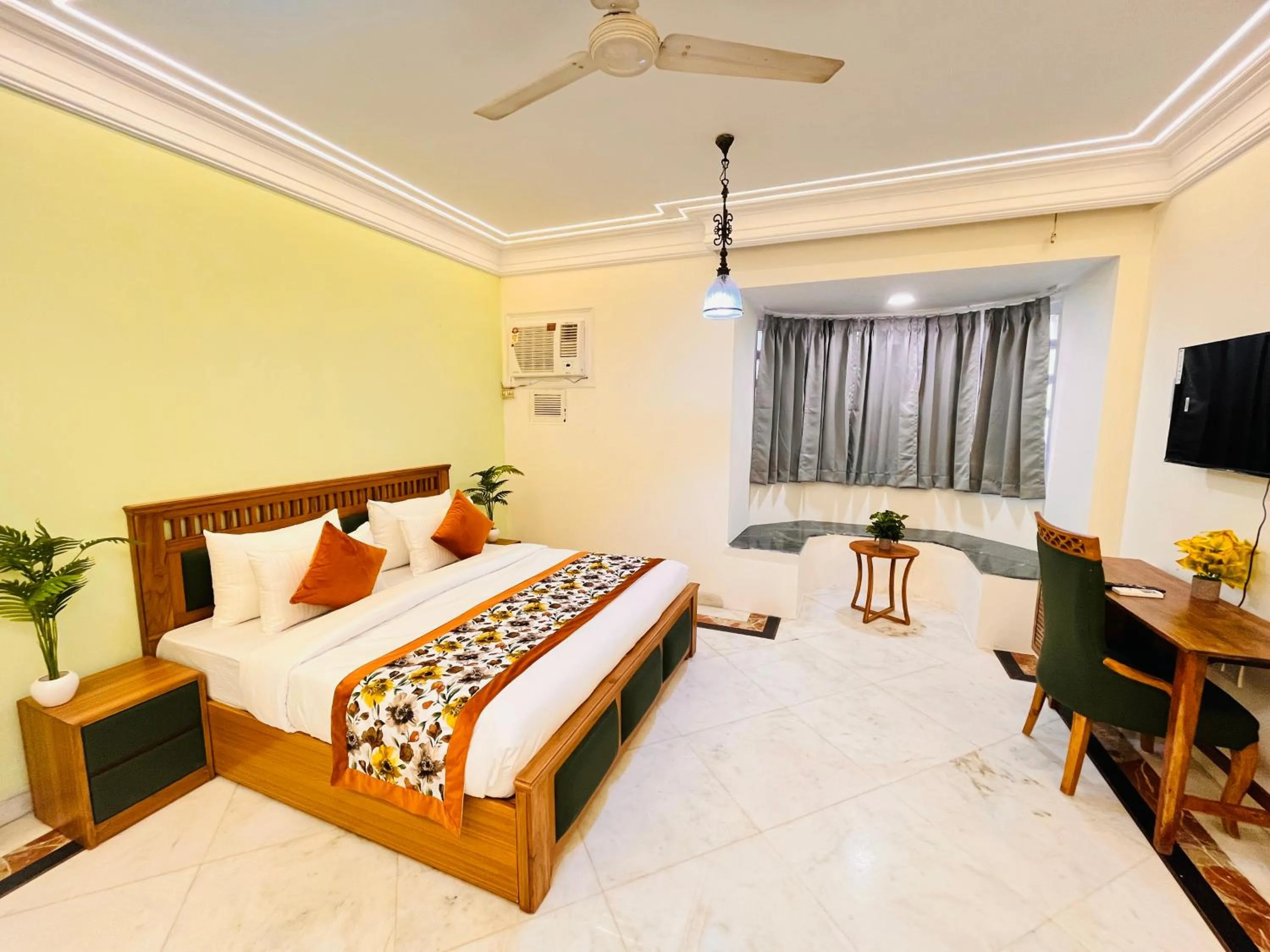 Bed in Gulmohar Residency, Hauz Khas New Delhi, Couple Friendly