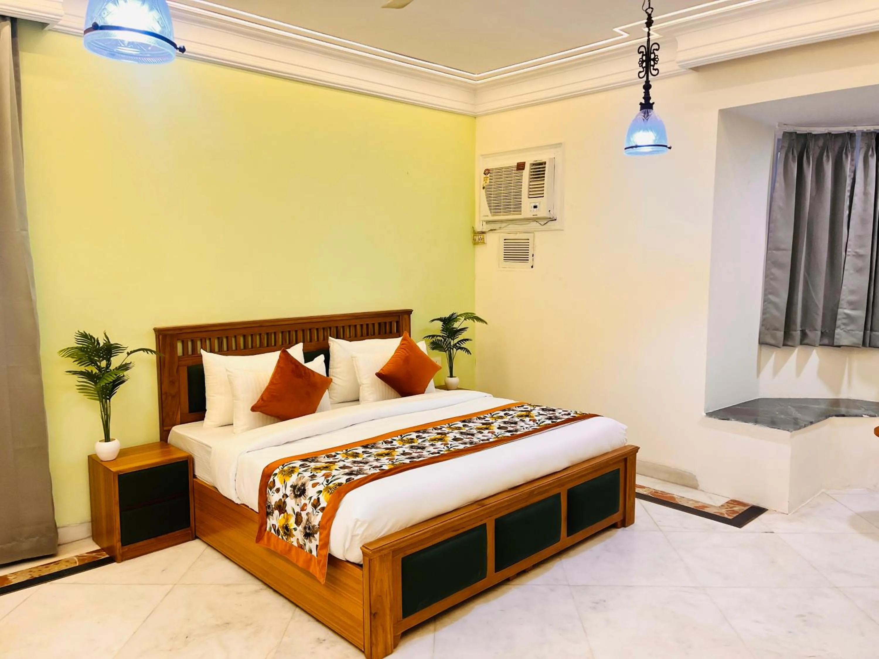Bed in Gulmohar Residency, Hauz Khas New Delhi, Couple Friendly