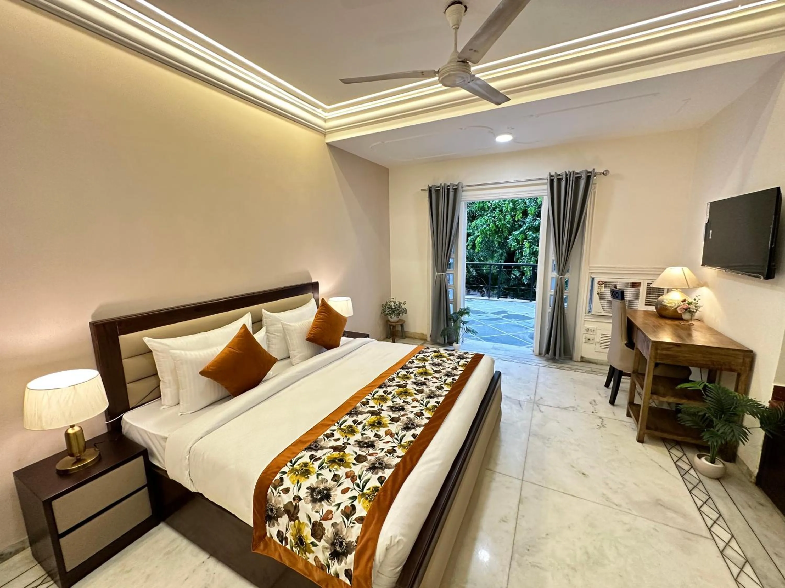 Communal lounge/ TV room, Bed in Gulmohar Residency, Hauz Khas New Delhi, Couple Friendly