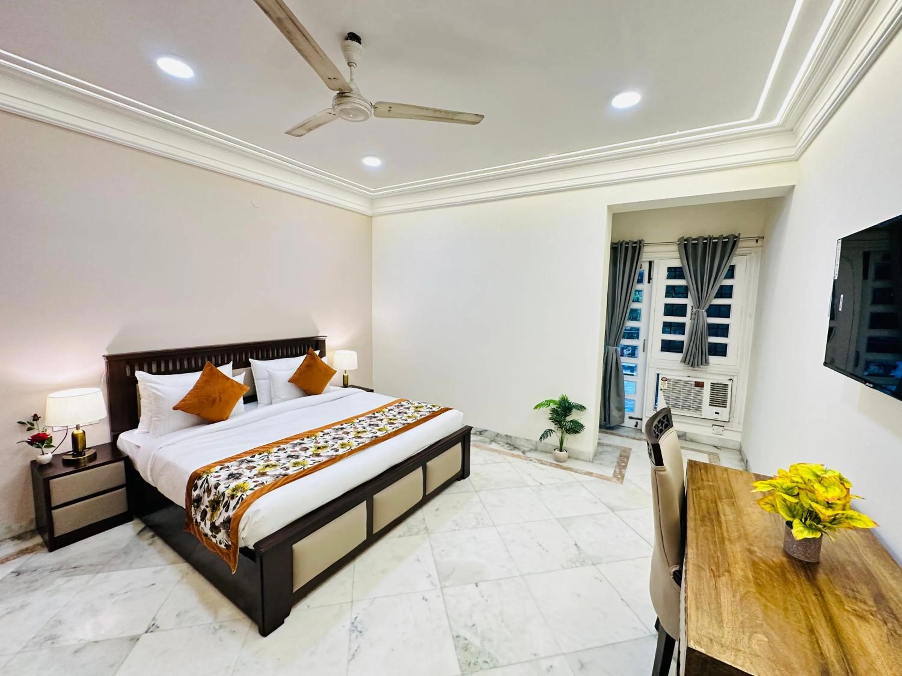 Bed in Gulmohar Residency, Hauz Khas New Delhi, Couple Friendly