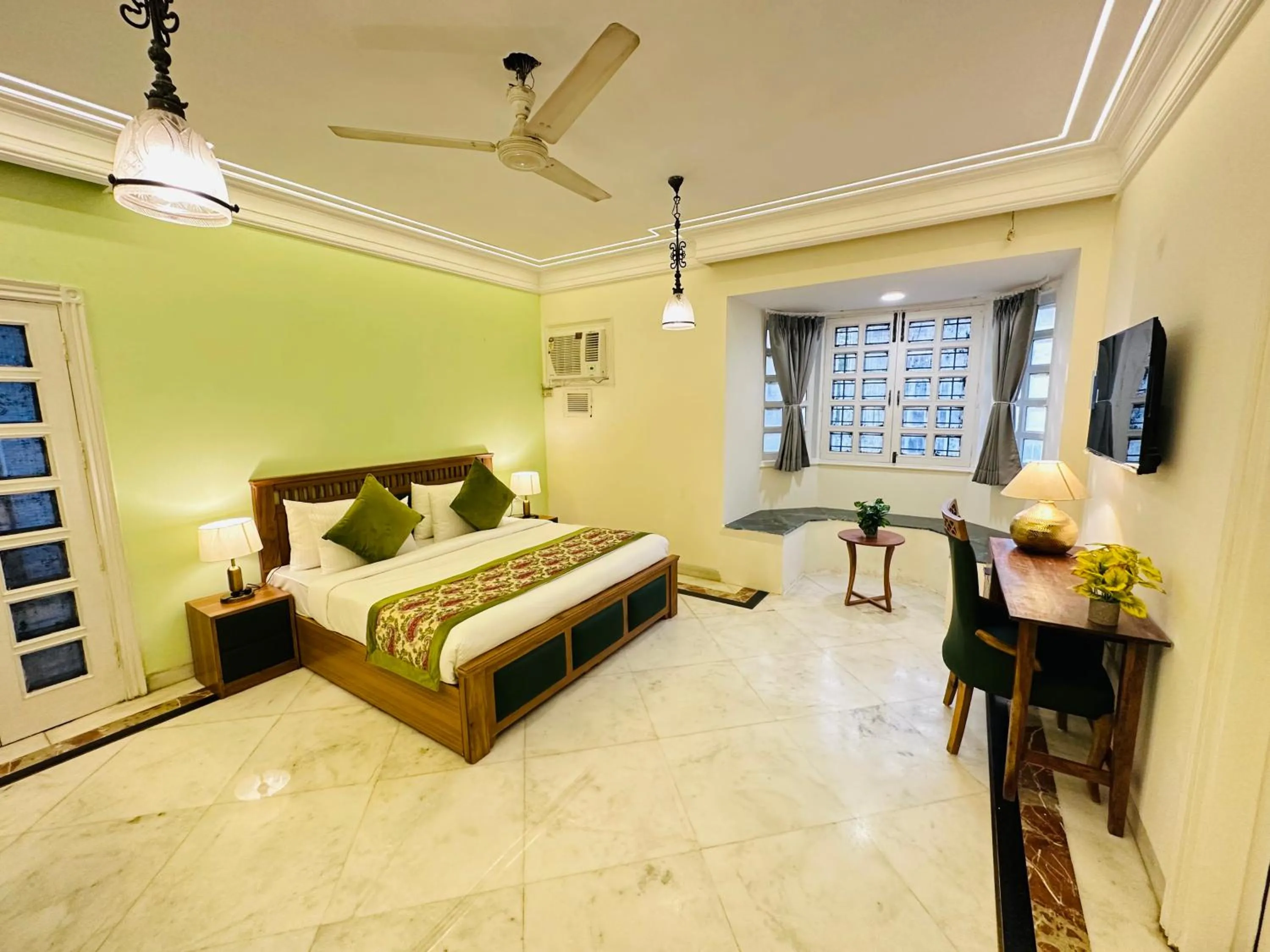 TV and multimedia, Bed in Gulmohar Residency, Hauz Khas New Delhi, Couple Friendly