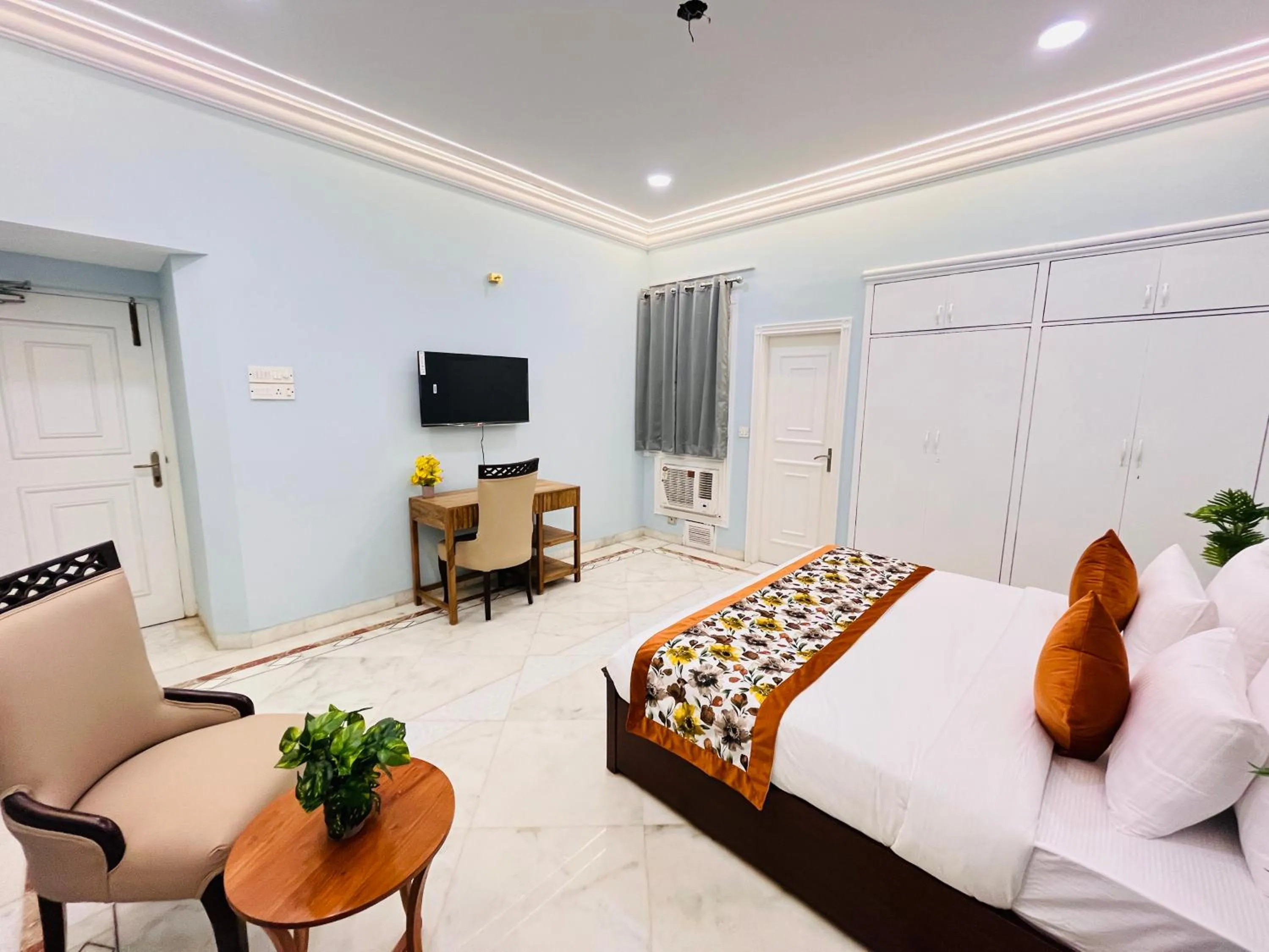 Bed in Gulmohar Residency, Hauz Khas New Delhi, Couple Friendly