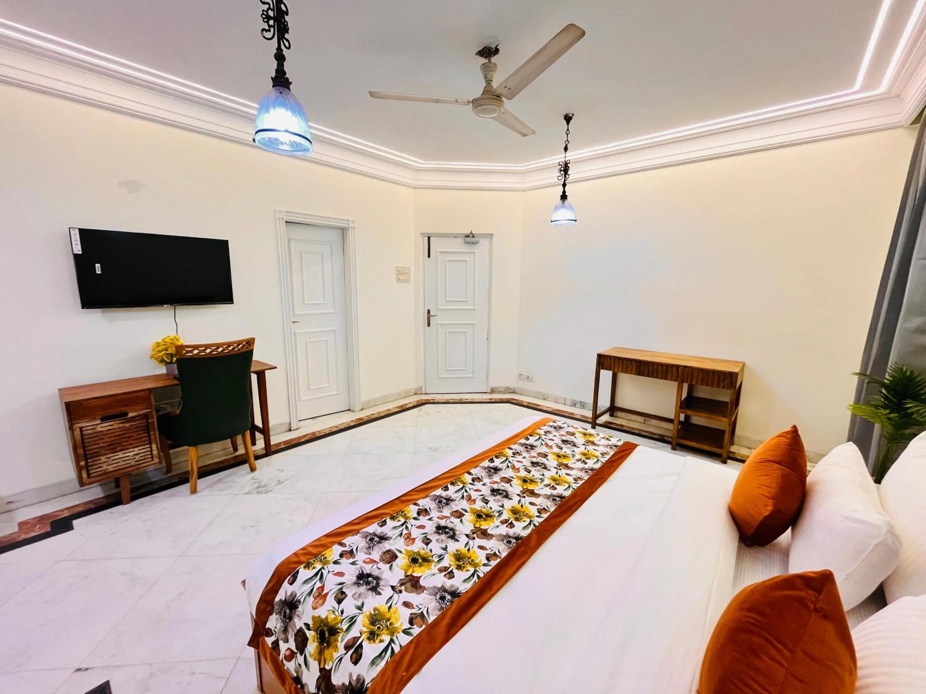 Bed in Gulmohar Residency, Hauz Khas New Delhi, Couple Friendly