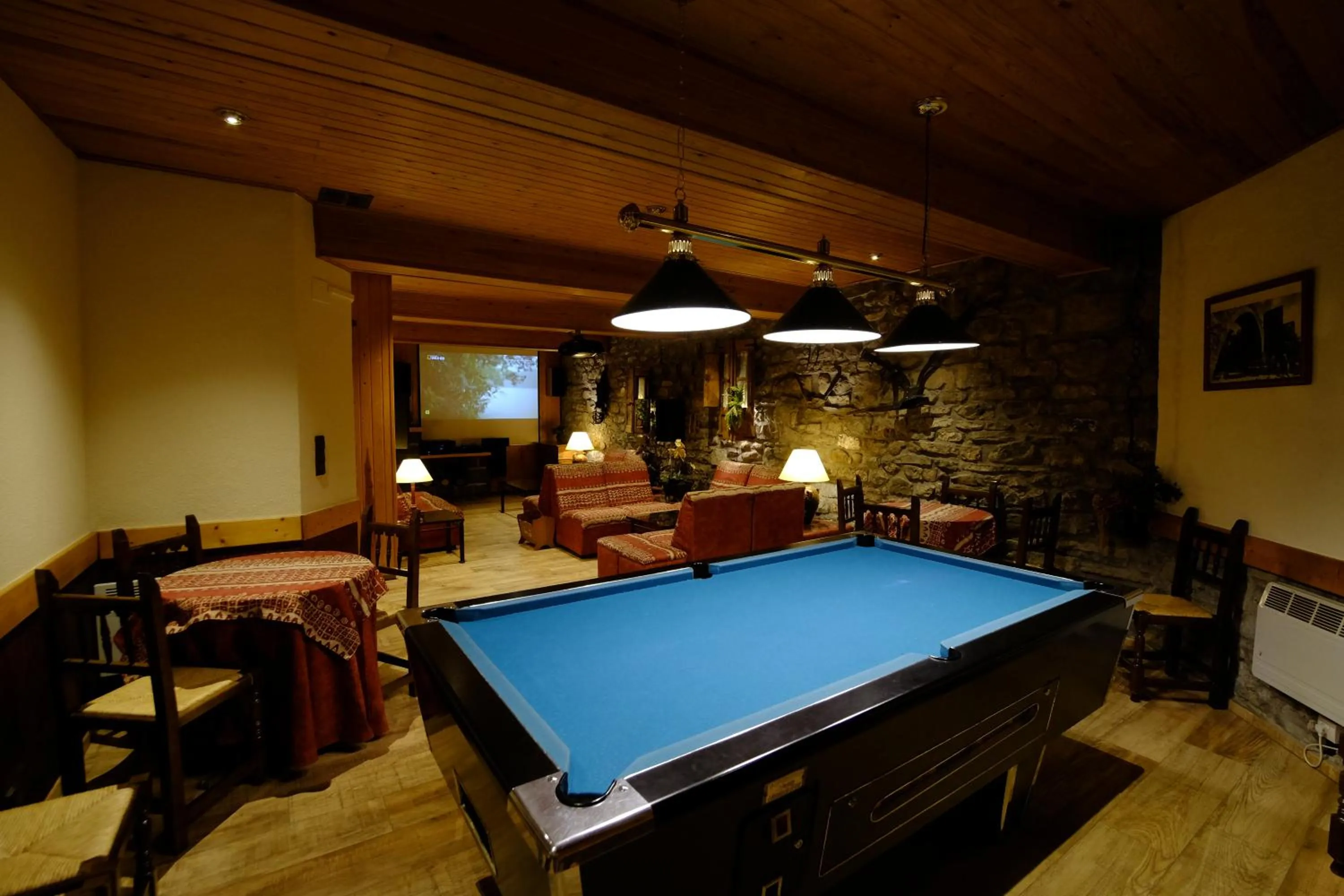 Communal lounge/ TV room in Hotel Pradas Ordesa