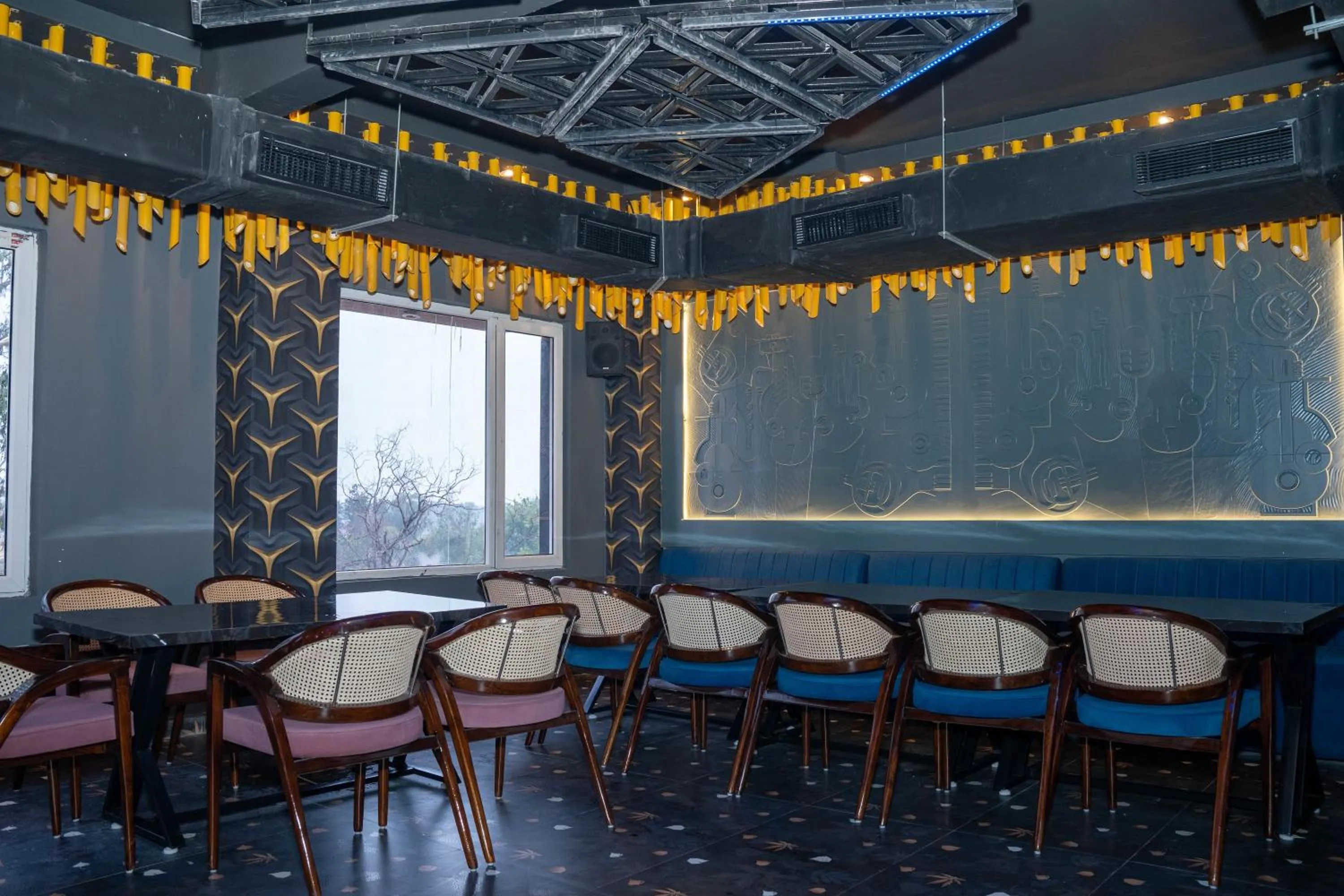 Restaurant/places to eat in Hotel W Grand - A Boutique Hotel