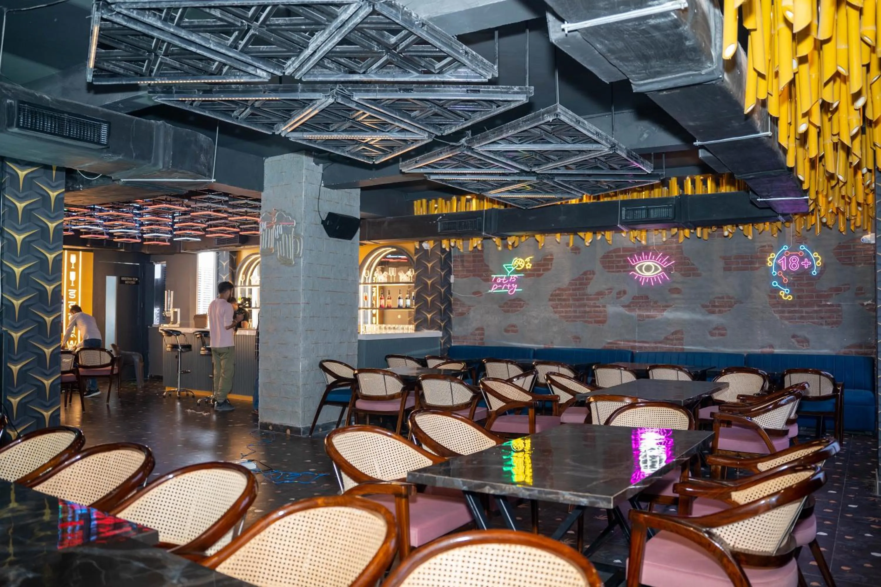 Restaurant/places to eat in Hotel W Grand - A Boutique Hotel