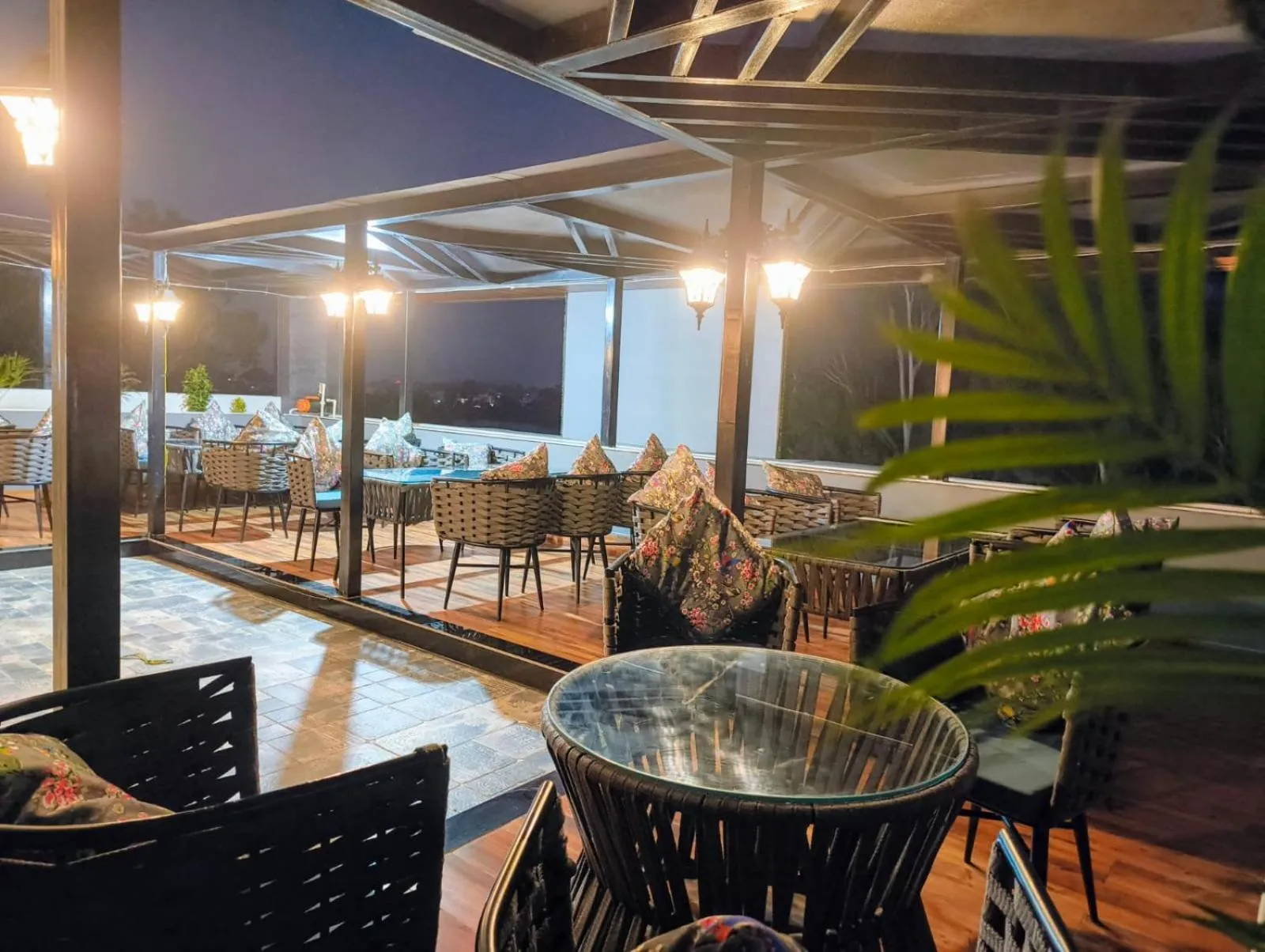 Restaurant/places to eat in Hotel W Grand - A Boutique Hotel