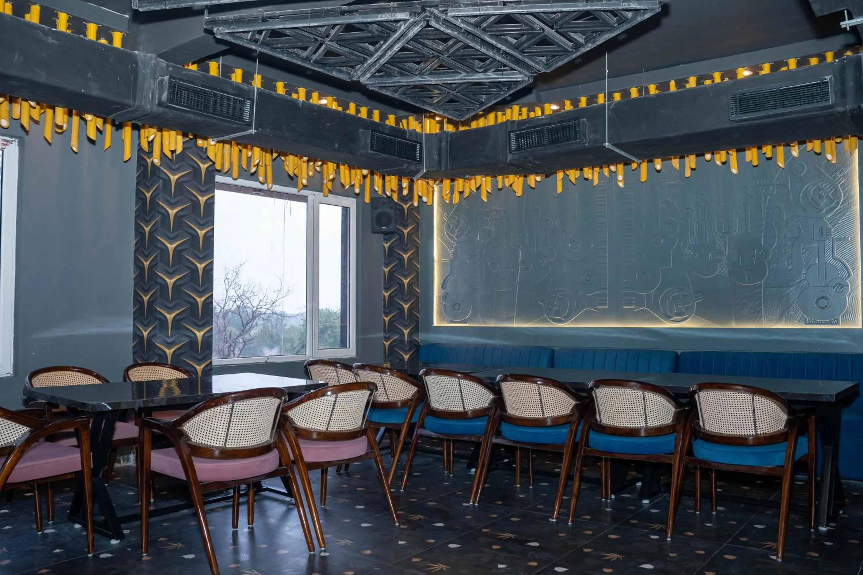 Restaurant/places to eat in Hotel W Grand - A Boutique Hotel