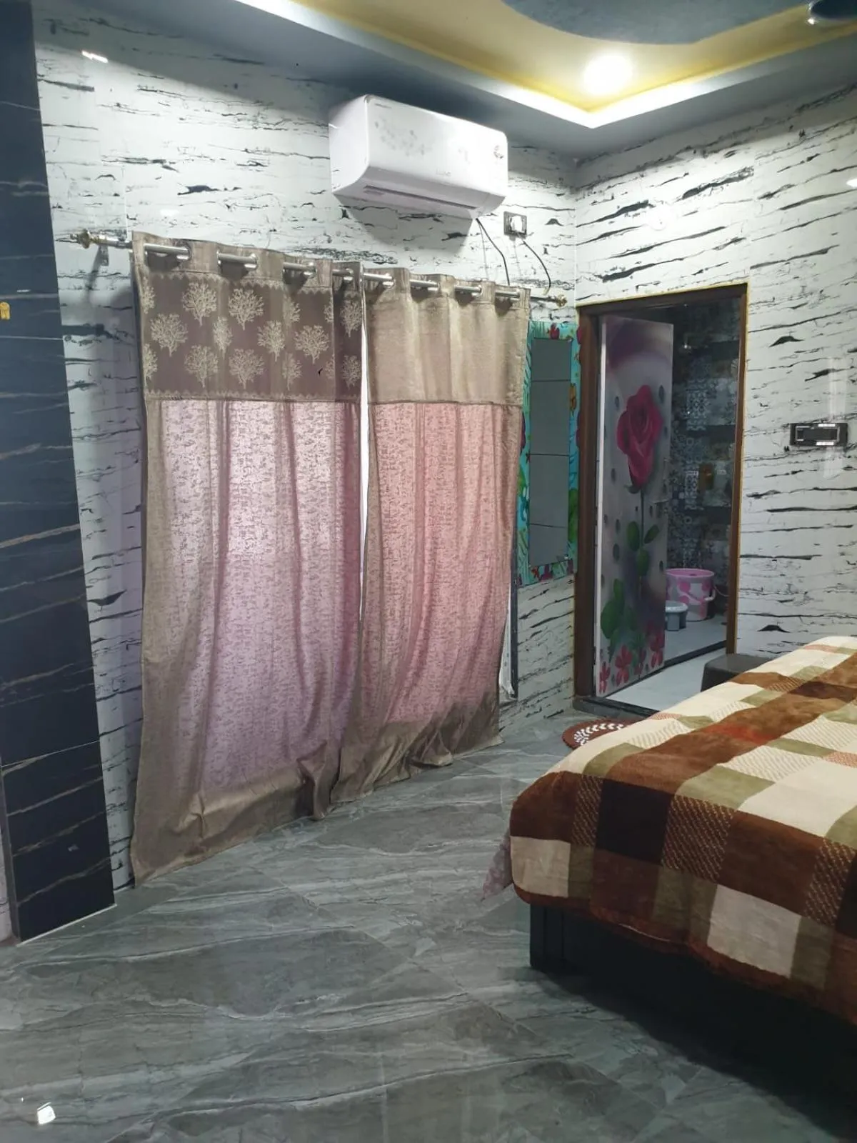 Bed in RKS INTERNATIONAL HAMPi