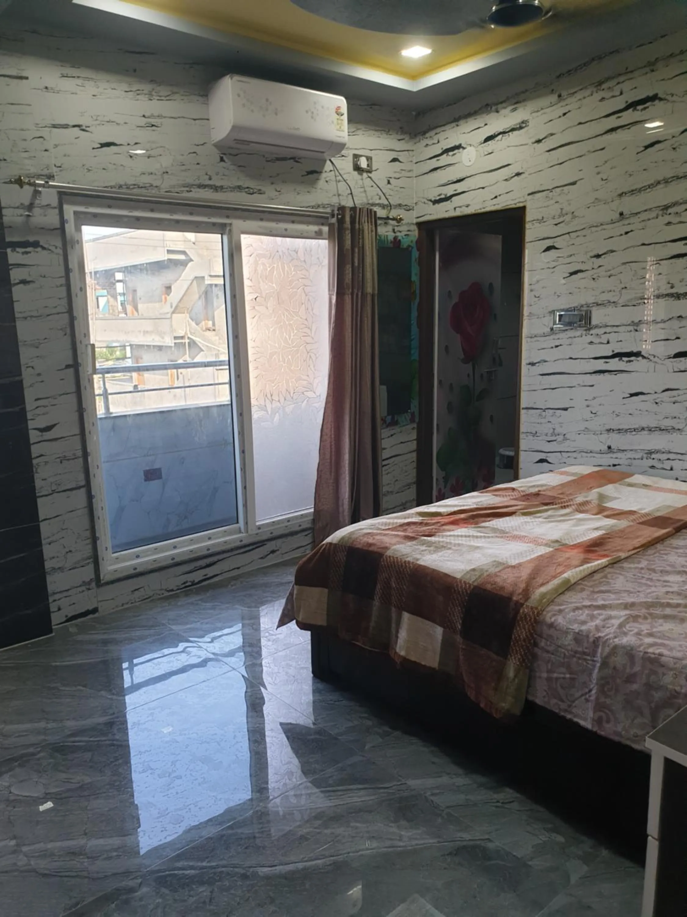 Bed in RKS INTERNATIONAL HAMPi