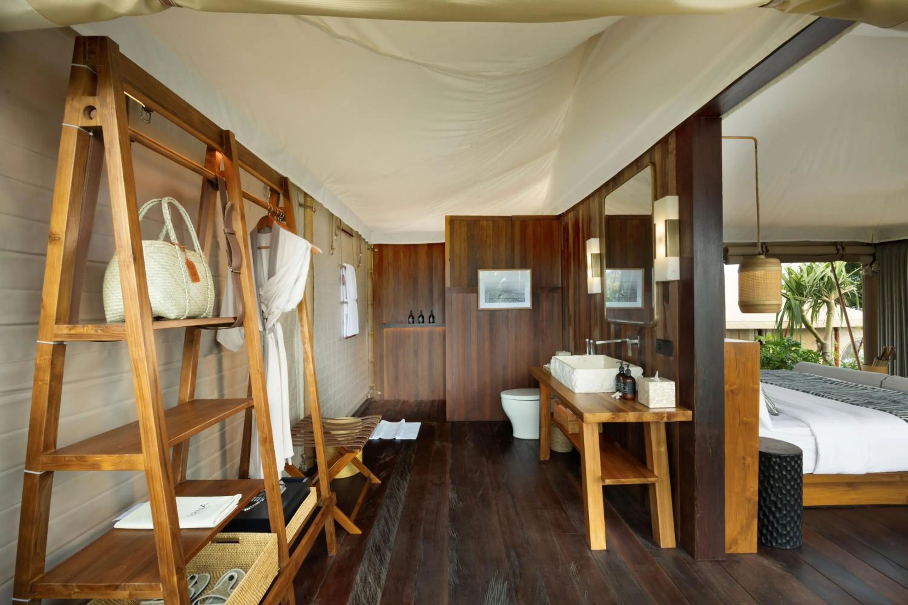 Bathroom, Bed in ARNA Suites and Ocean Lounge