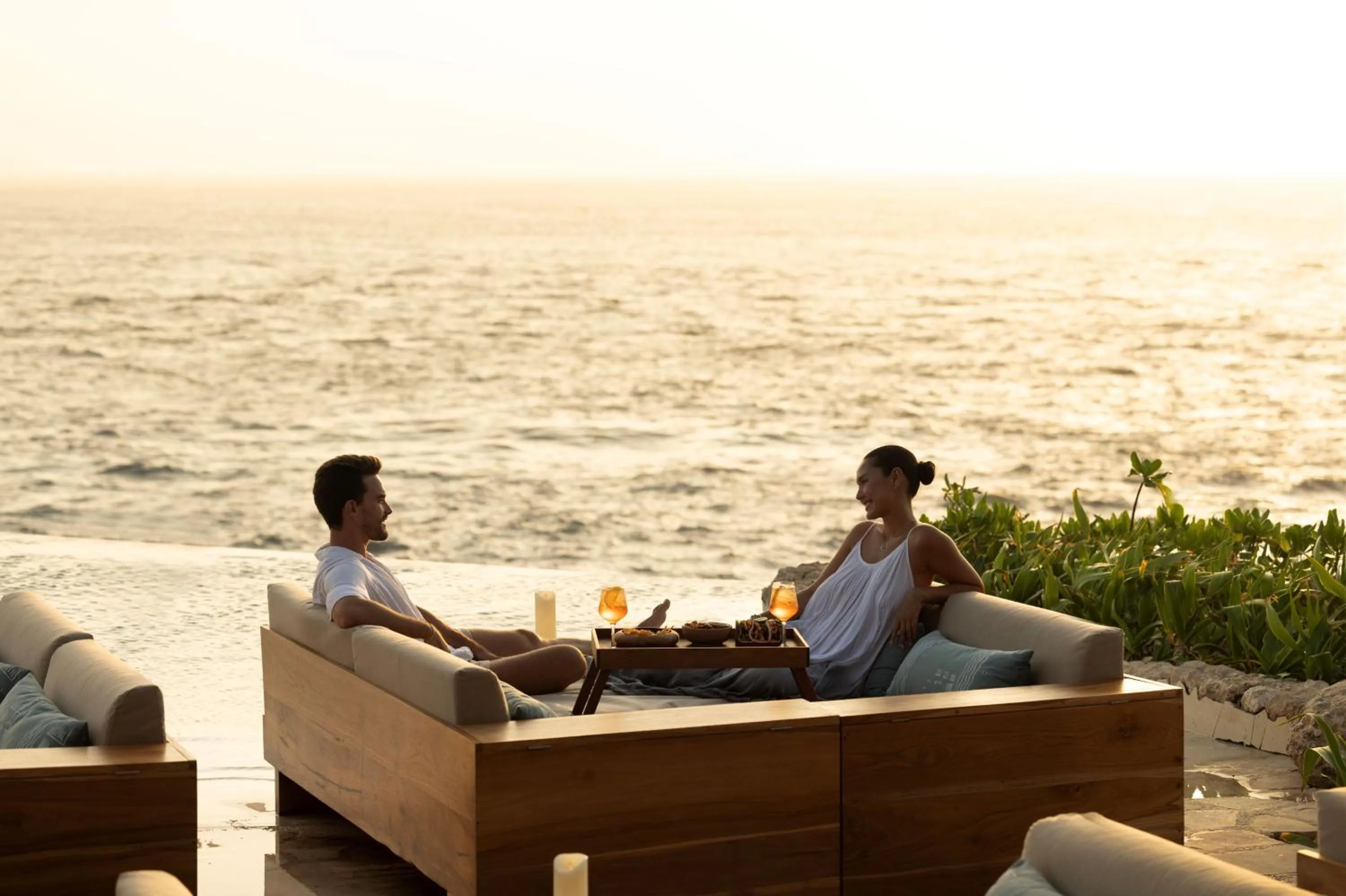 Restaurant/places to eat in ARNA Suites and Ocean Lounge