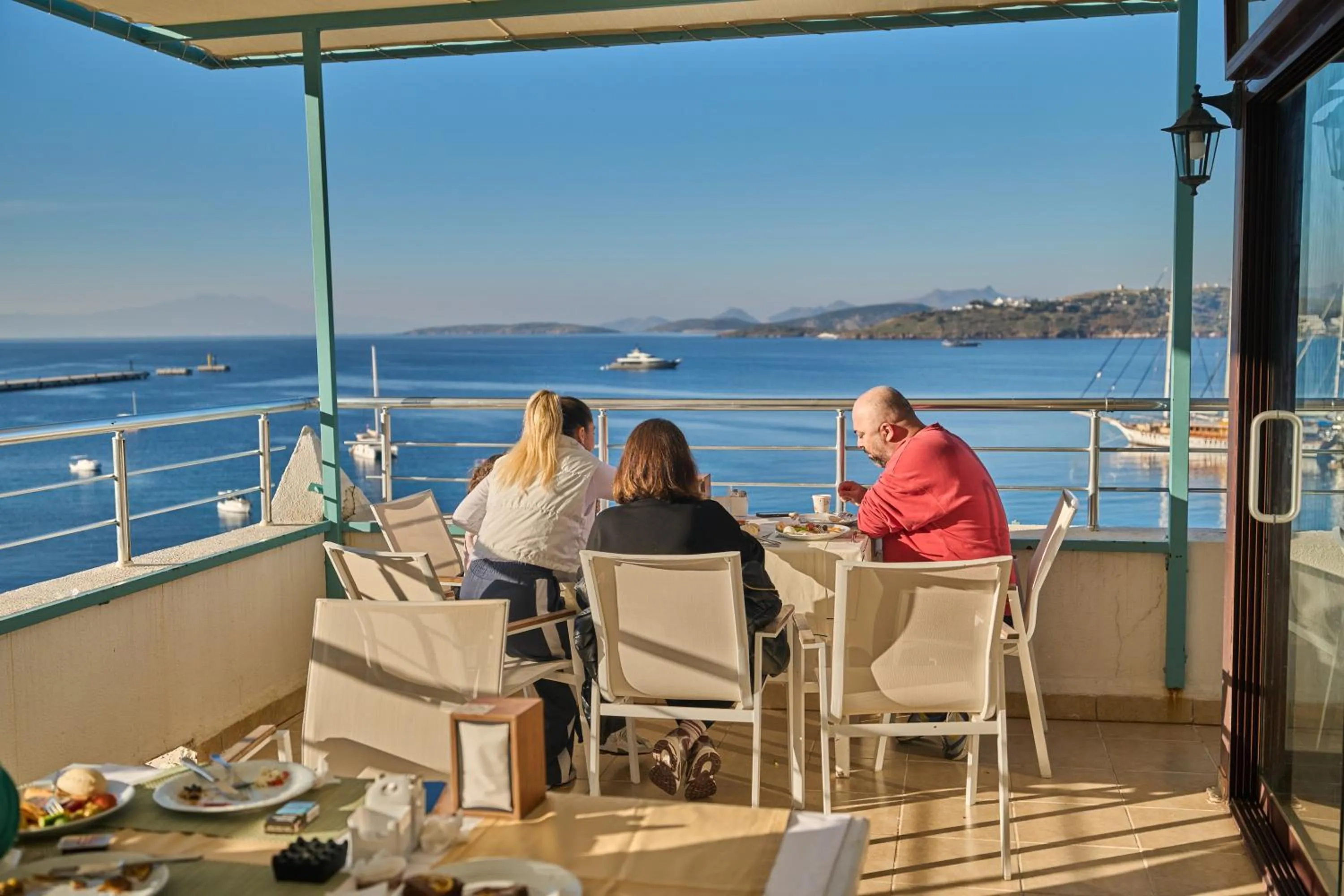 Restaurant/places to eat in Mia Hill Suites