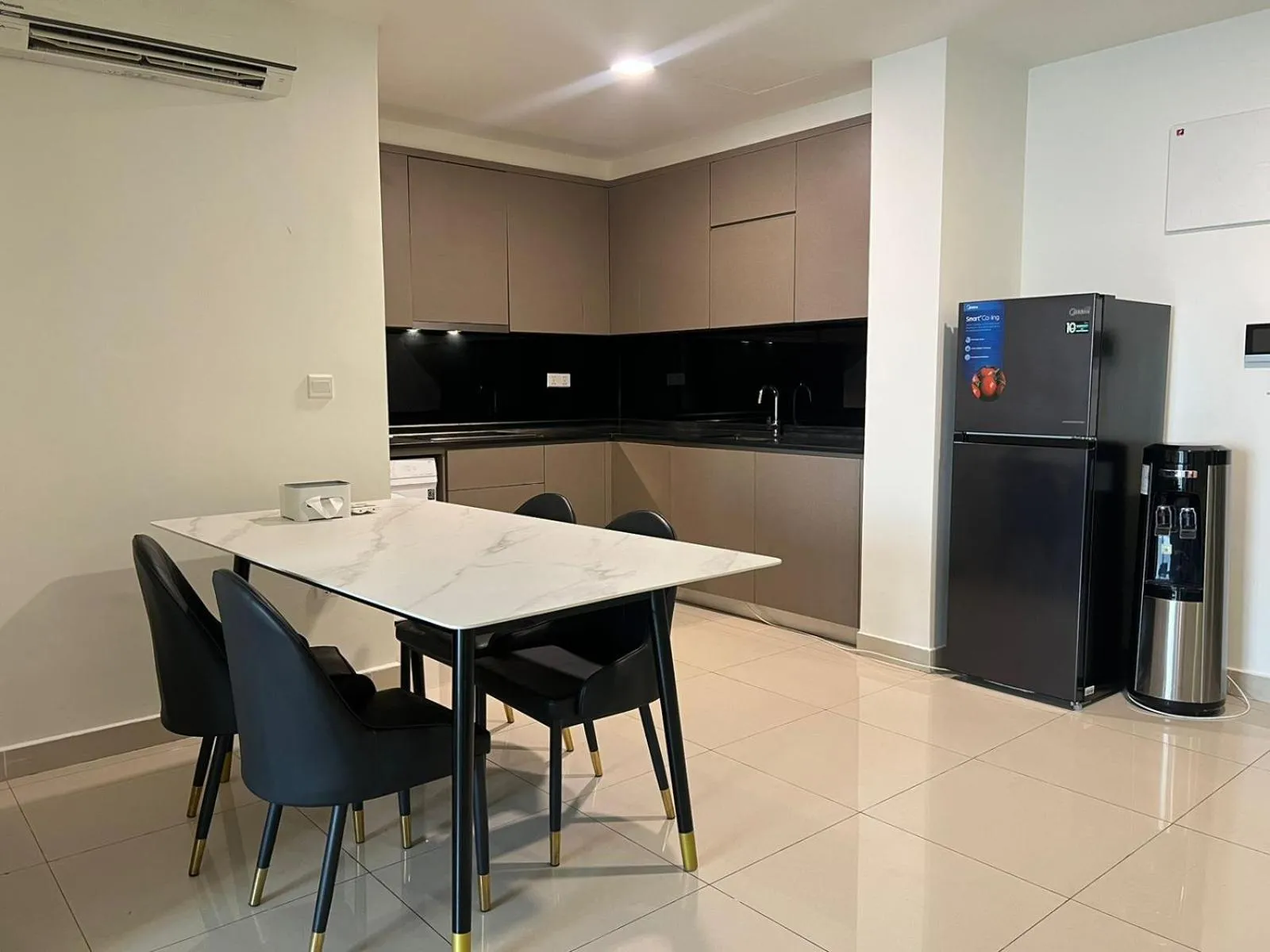 The PeAk Residence, Multi-Apartment by Emma