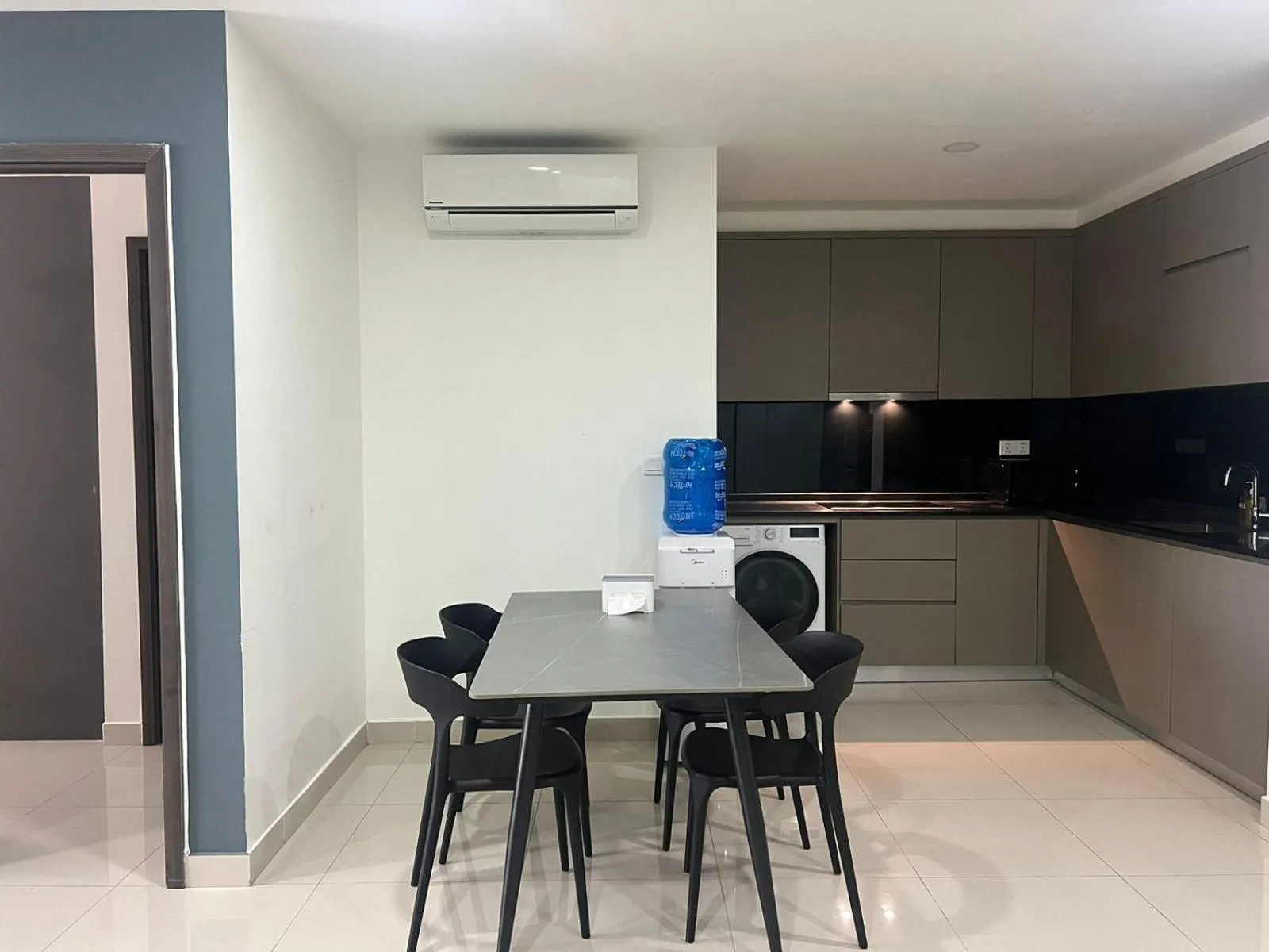 The PeAk Residence, Multi-Apartment by Emma