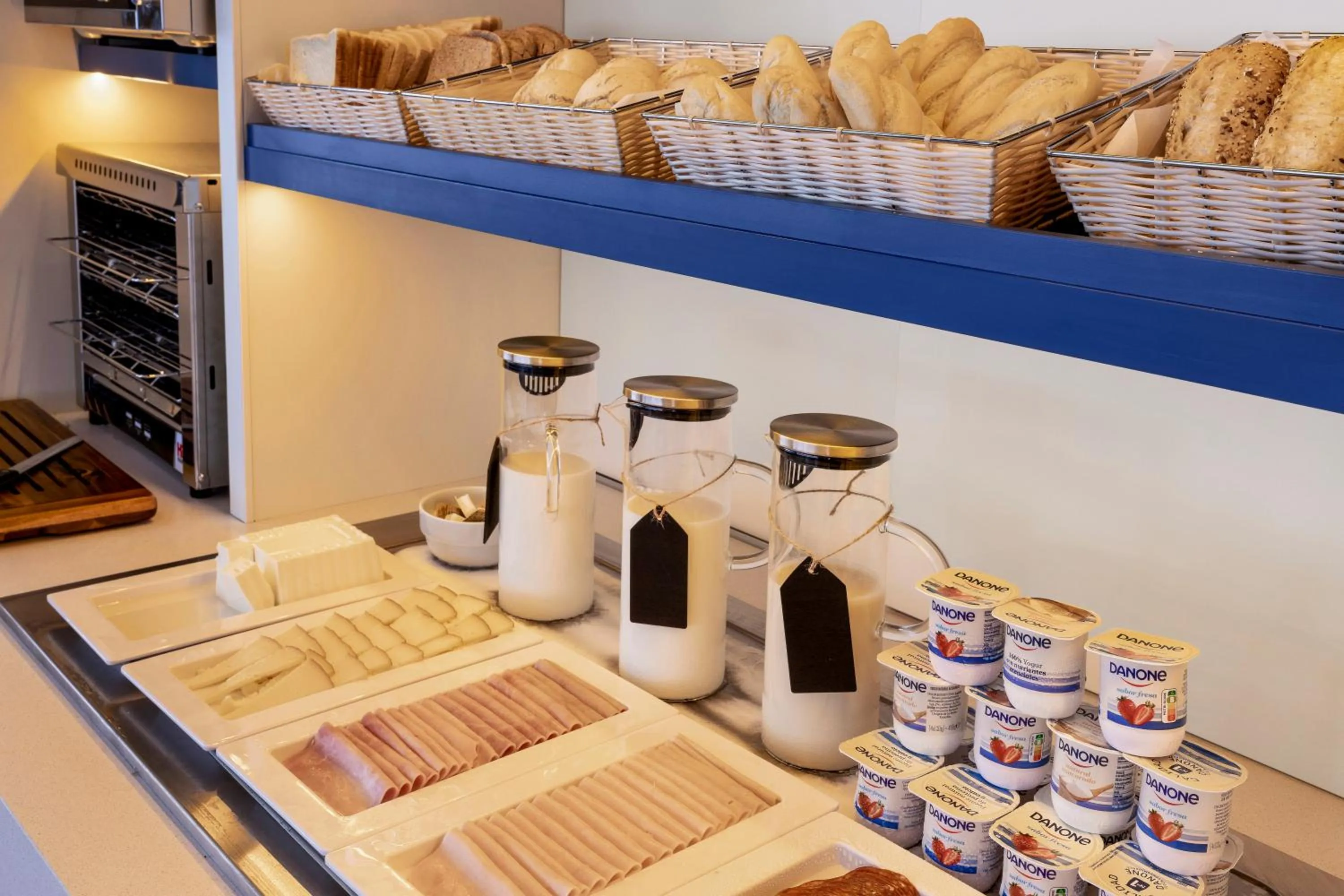 Food and drinks in B&B HOTEL Benidorm Finestrat