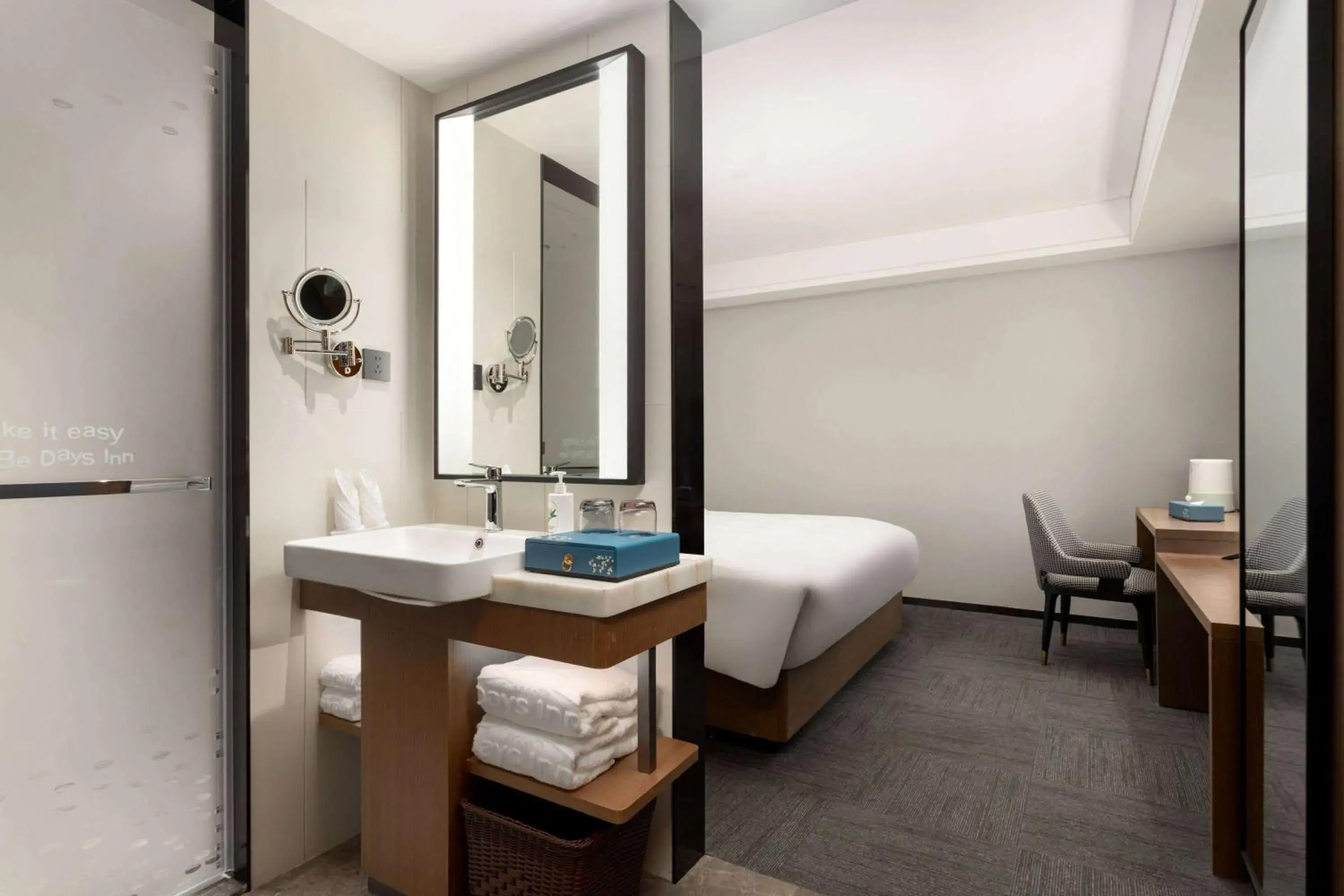 Bathroom, Bed in Days Inn by Wyndham Lanzhou Chengguan Bathroom, Bed in Days Inn by Wyndham Lanzhou Chengguan