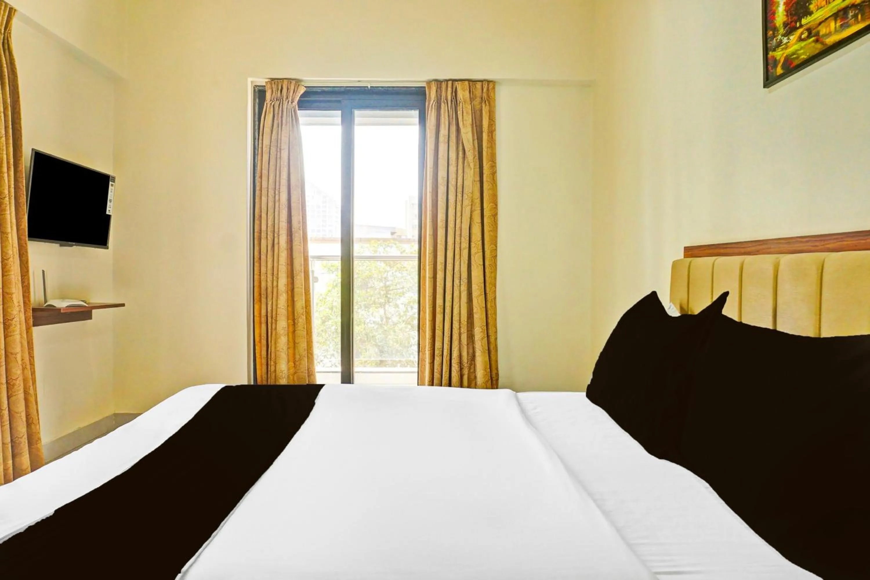 Bedroom, Bed in Super Townhouse Amanora Park Town Formerly Samrat Inn