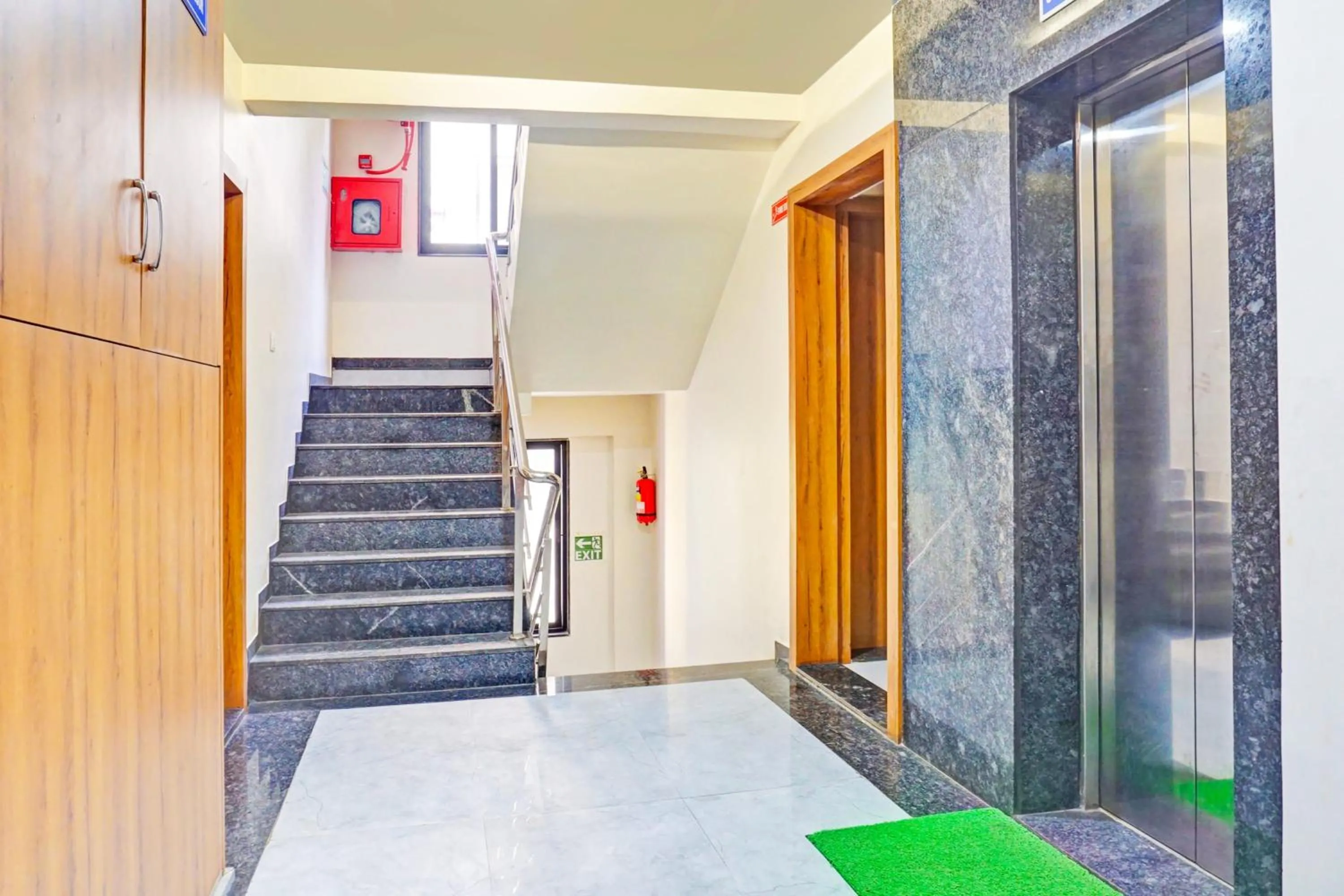Lobby or reception in Super Townhouse Amanora Park Town Formerly Samrat Inn