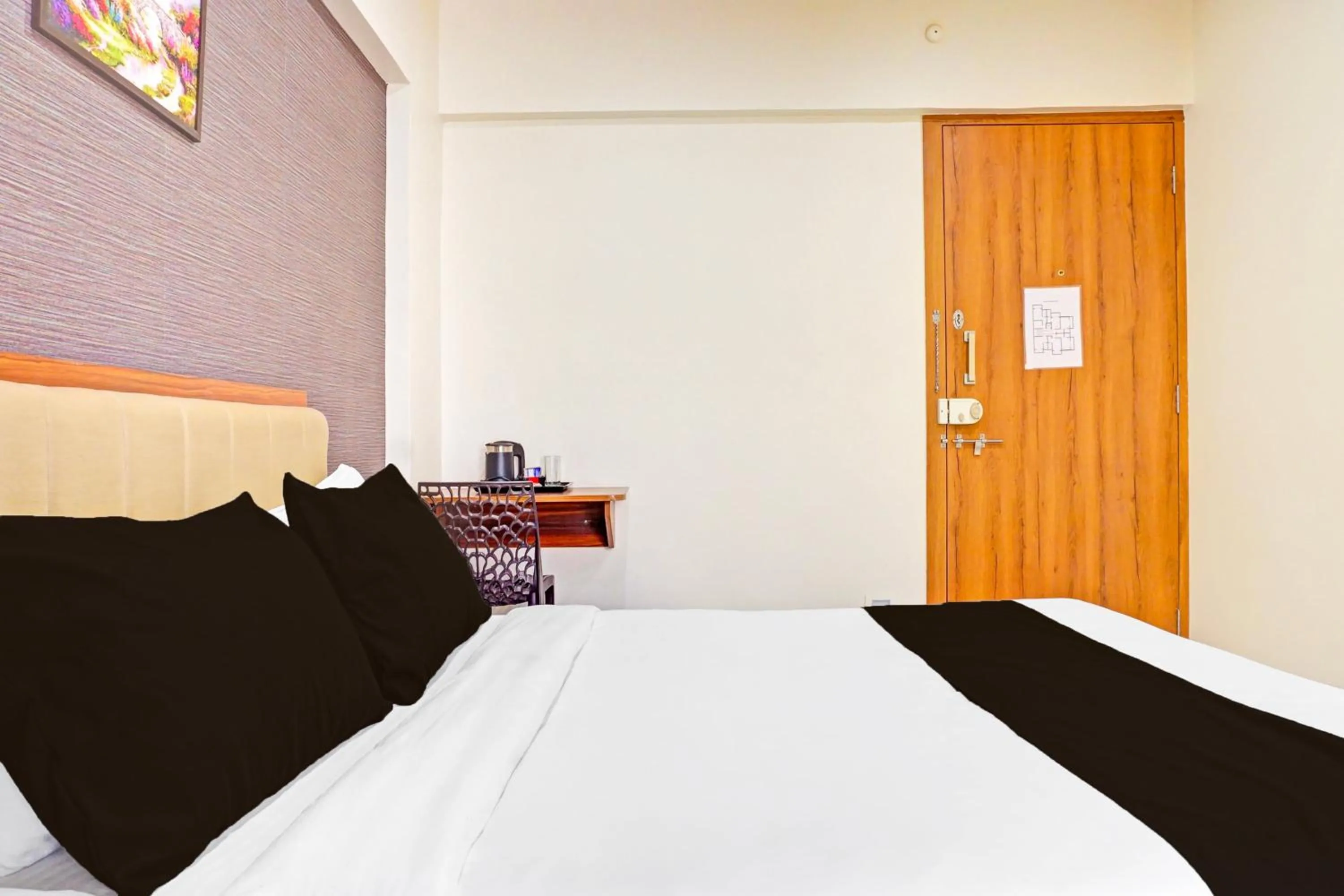Bedroom, Bed in Super Townhouse Amanora Park Town Formerly Samrat Inn