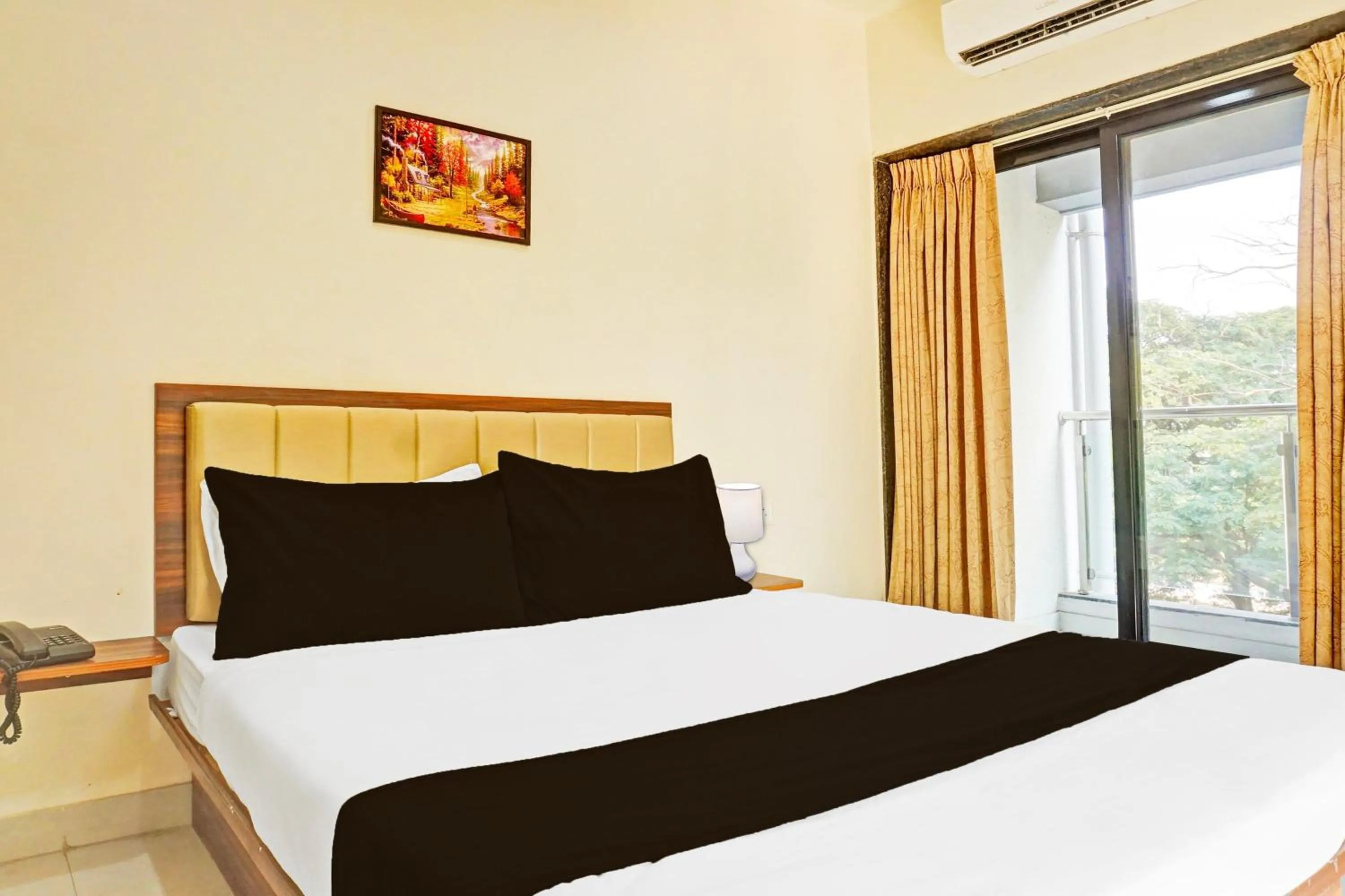Bedroom, Bed in Super Townhouse Amanora Park Town Formerly Samrat Inn