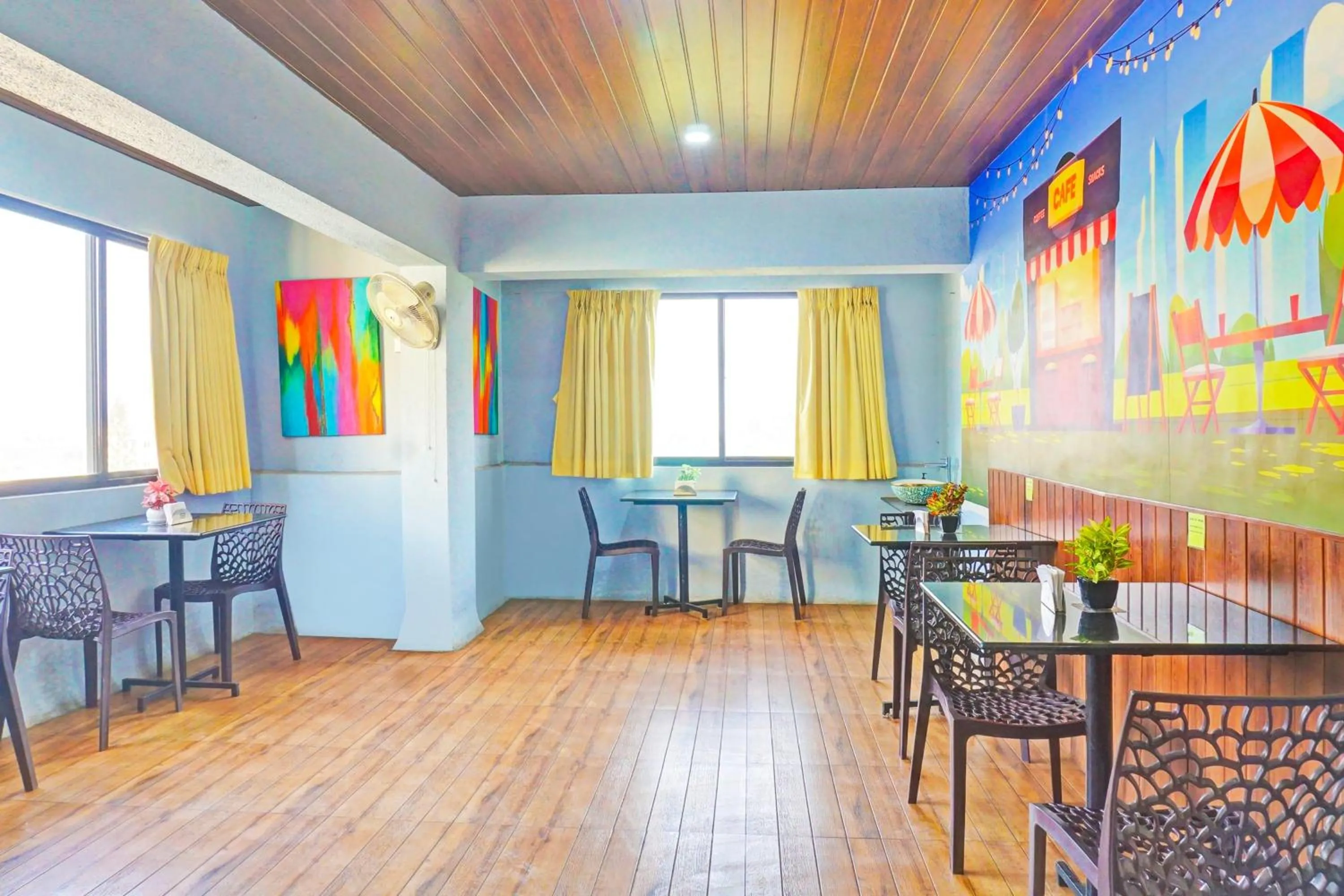 Restaurant/places to eat in Super Townhouse Amanora Park Town Formerly Samrat Inn